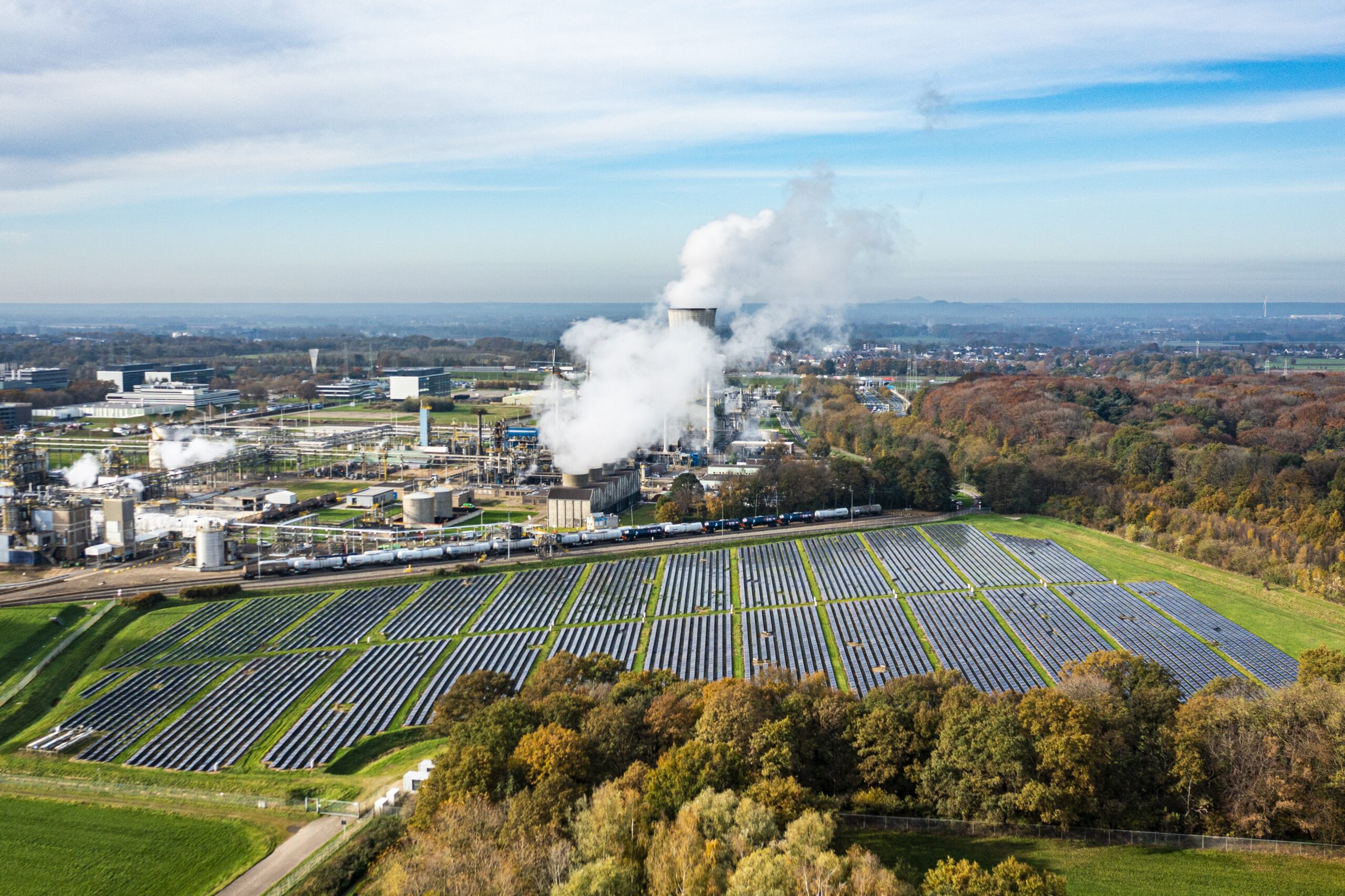 Zonnepark Louisegroeve op het Chemelot-terrein, het grootste zonnepark van Limburg. Foto: ANP/Hollandse Hoogte/Tobias Kleuver.
