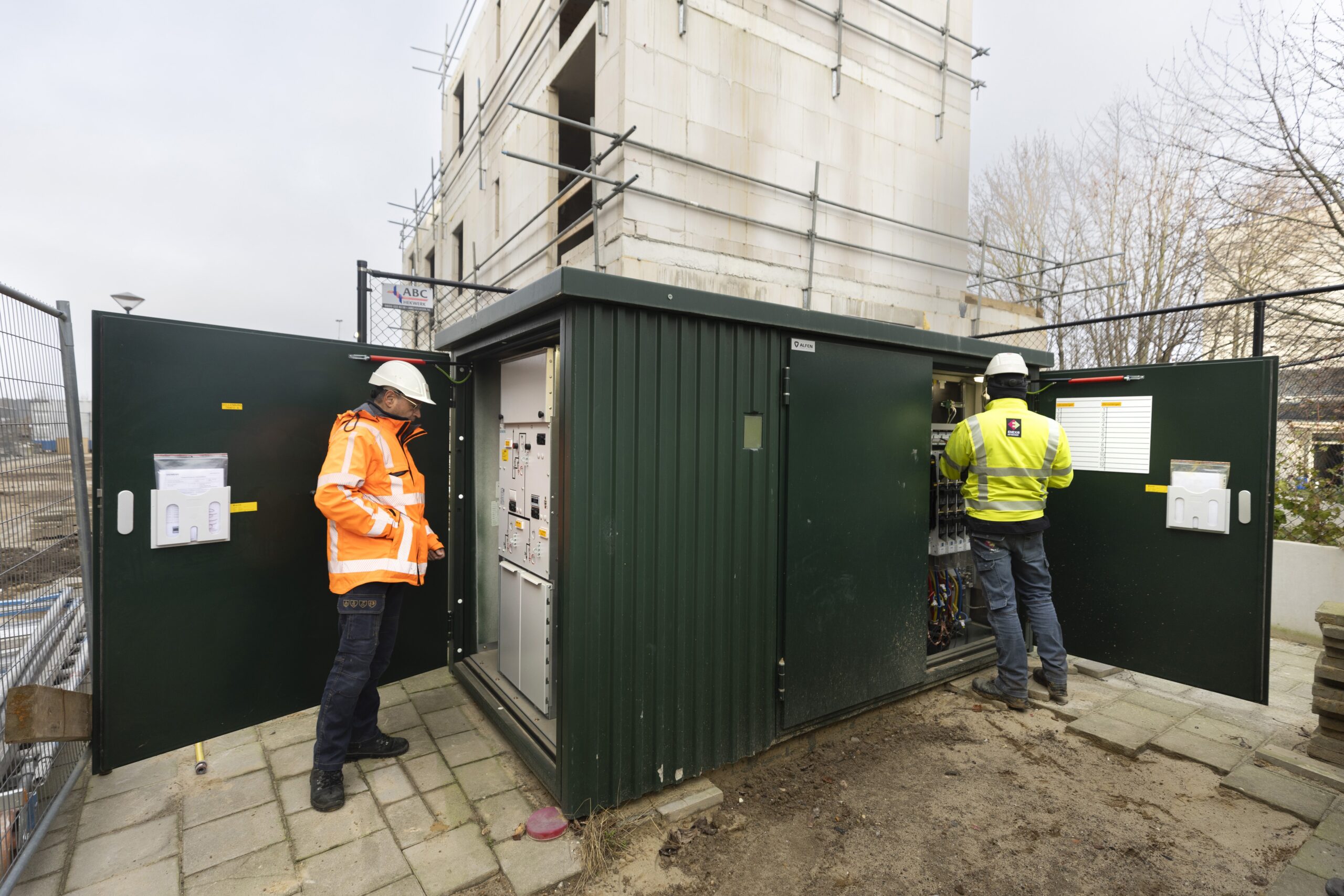 Medewerker van Enexis aan het werk in een transformatorhuisje. 
Foto:  ANP/Hollandse Hoogte/Annemiek Mommers