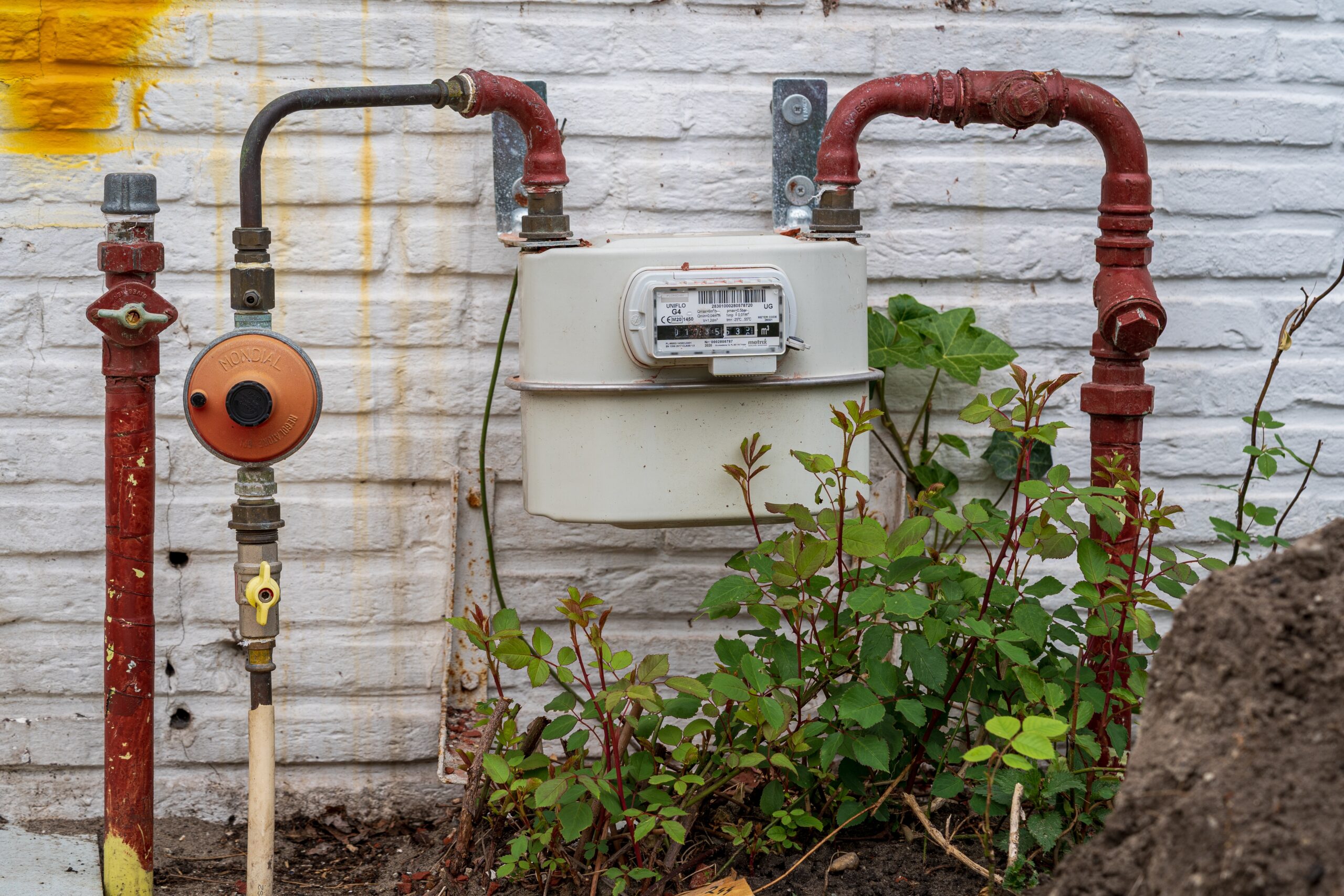 Een gasmeter met leidingwerk tegen een gevel van een woning. (Foto: ANP/Hollandse Hoogte/Eugene Winthagen)