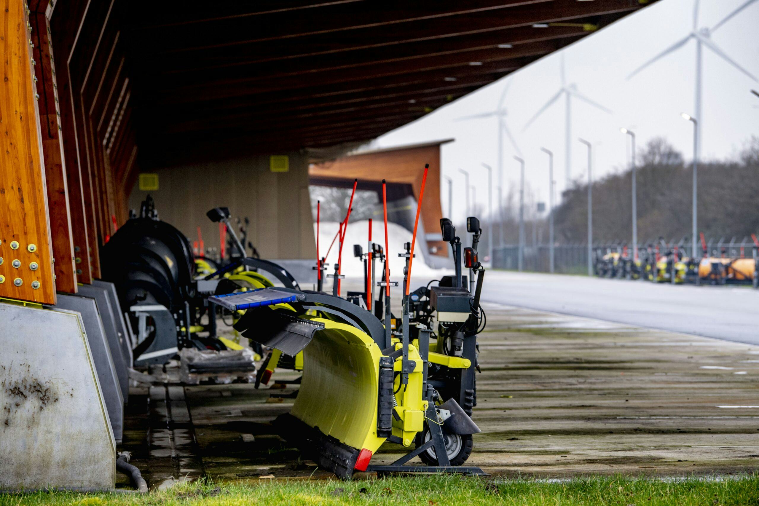 Een wegensteunpunt met strooizoutloods van Rijkswaterstaat, van waaruit sneeuwschuivers en zoutstrooiwagens hun werk verrichten. Deze locaties hebben doorgaans ook een klein kantoor en een kantine, én zijn net als de overige rijksgebouwen verplicht om een energielabel te hebben. Foto: ANP/Robin Utrecht.