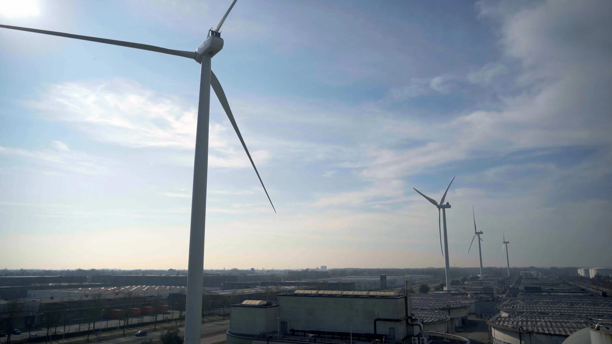 De vier windmolens van rioolwaterzuivering Amsterdam-West. Foto: Waterschap Amstel, Gooi en Vecht.
