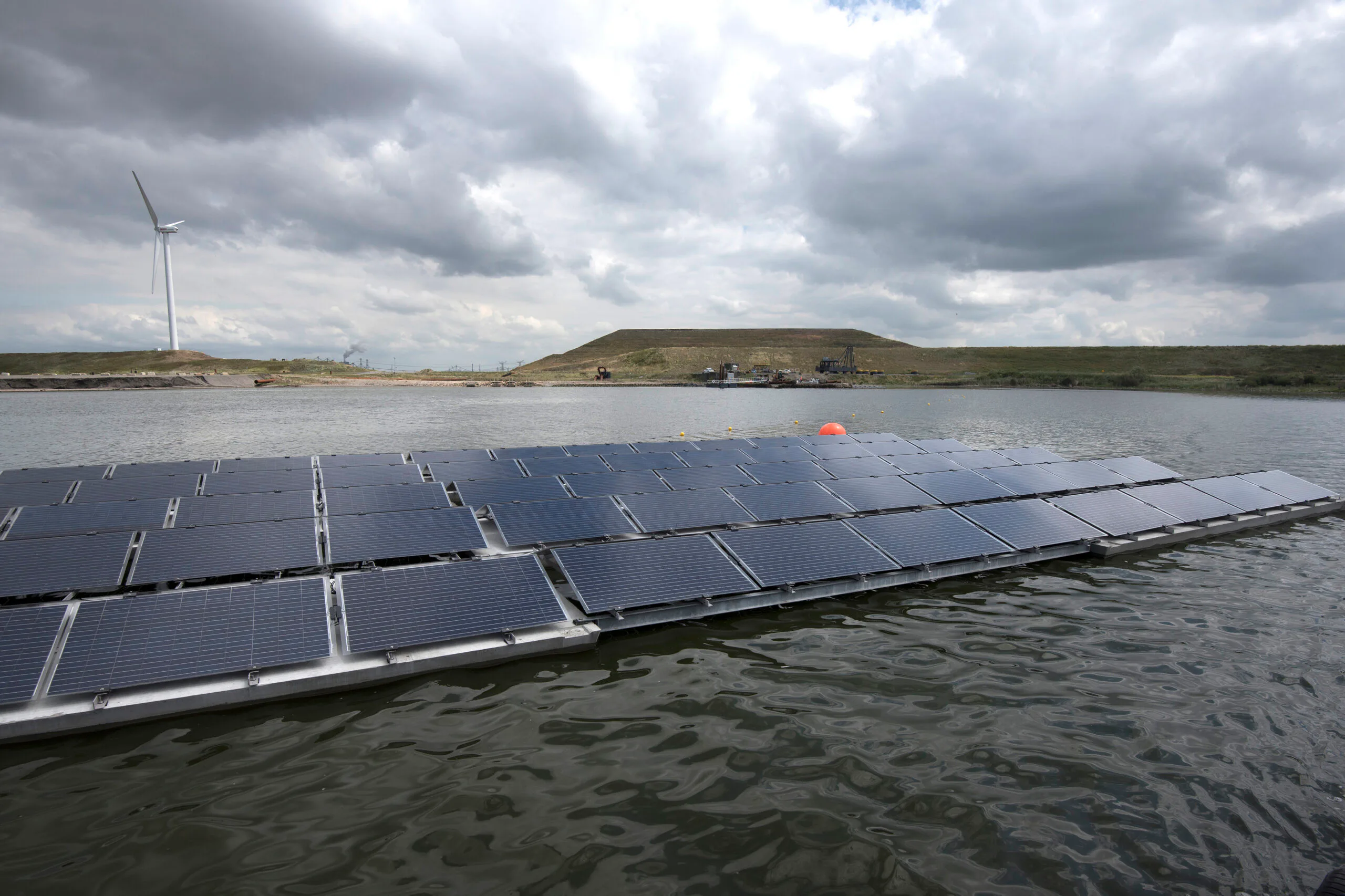 Wattco op de Maasvlakte in de weer met zonnepanelen op de Slufter. Foto: Ries van Wendel de Joode