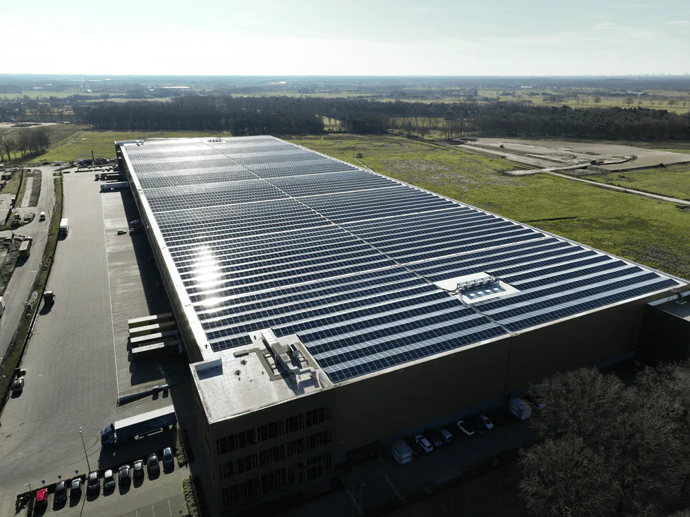 In 2022 opende Van Acht een nieuw distributiecentrum van 58.000 vierkante meter in Veghel met op het dak van het dc een zonnestroominstallatie met 12.300 zonnepanelen. In tegenstelling tot de koel-en vries opslag in Sint Oedenrode is het pand in Veghel alleen voor ongekoelde opslag.
