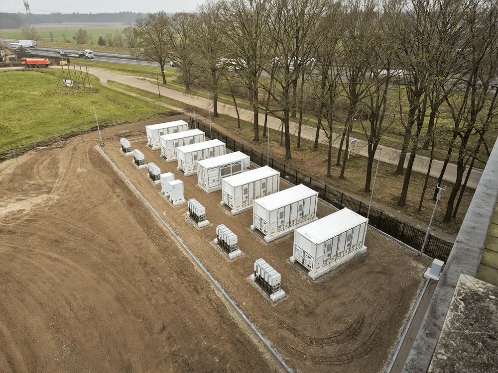 Van Acht Logistics wil vooroplopen in de wereld van duurzaam ondernemen. Om die ambitie kracht bij te zetten plaatsten ze eerder al 12.300 zonnepanelen. Daar zijn nu zes batterijcontainers bijgekomen. “We zetten volop in op de toekomst van energie”, aldus Van Acht