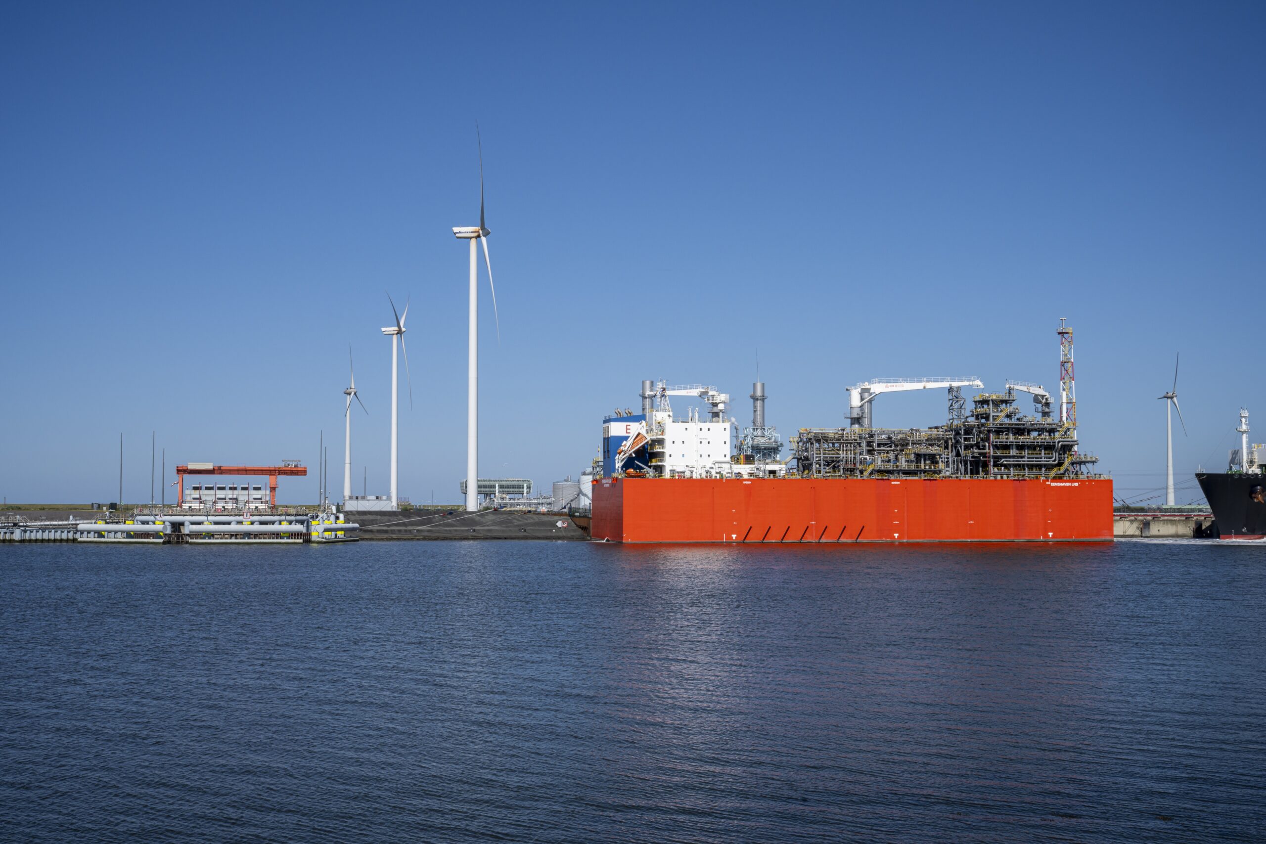 LNG-tankers in de Eemshaven, met windturbines op de achtergrond. Foto: ANP/Hollandse Hoogte/Sabine Joosten.