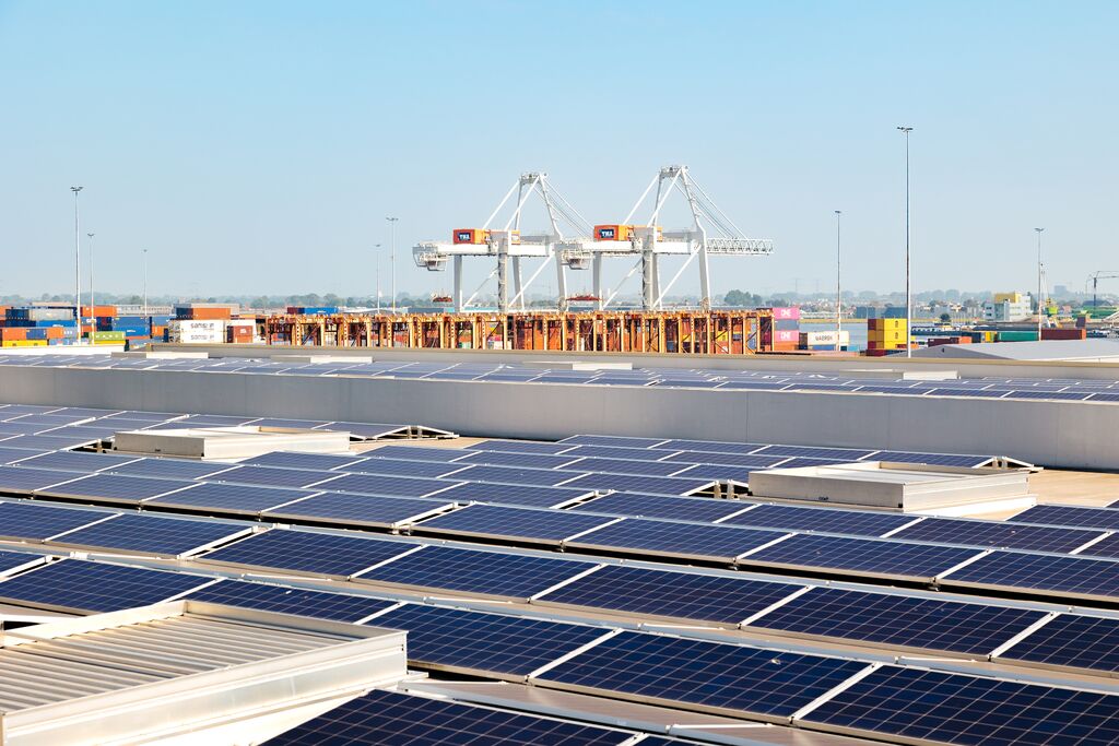 In de Amsterdamse haven sloten bedrijven, met advies van Kennedy Van der Laan, een capaciteitsbeperkingscontract met Liander. Foto: Port of Amsterdam/Jesse Kraal.