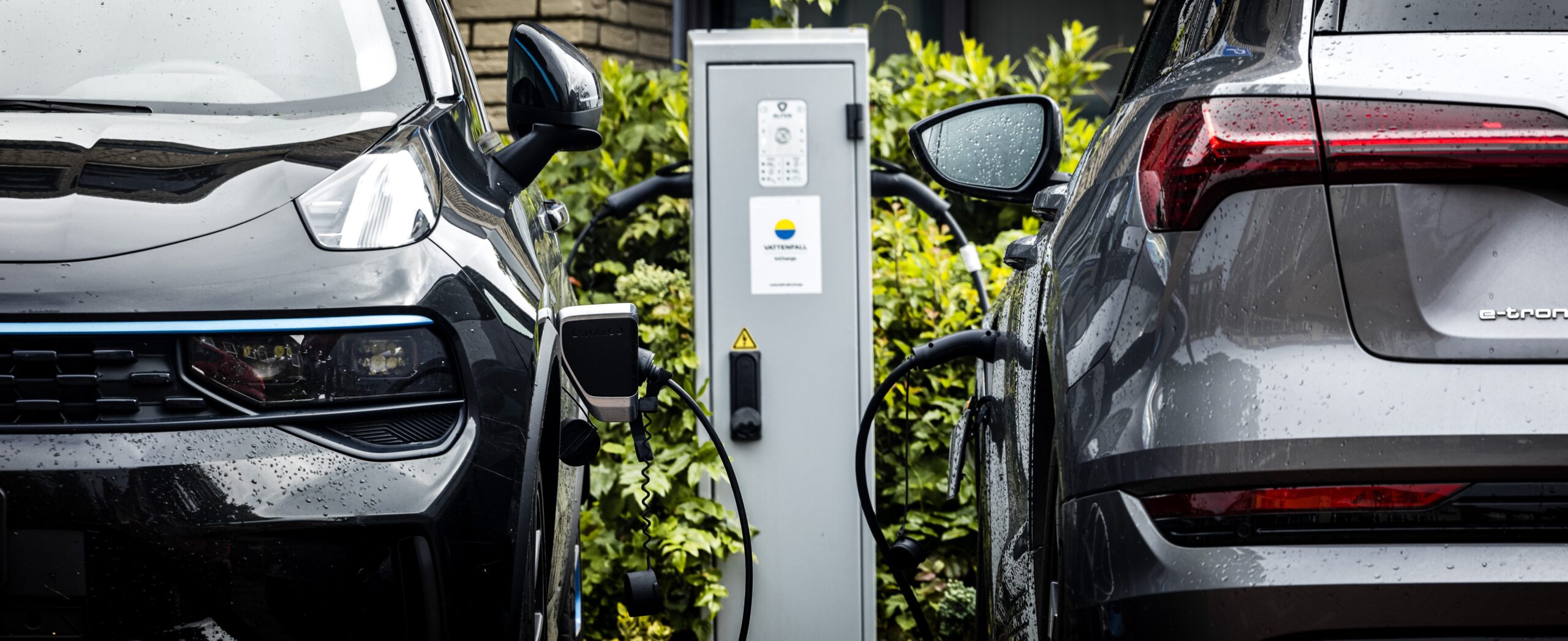 Elektrische auto’s laden bij een openbare laadpaal. Foto: ANP/Hollandse Hoogte/Rob Engelaar