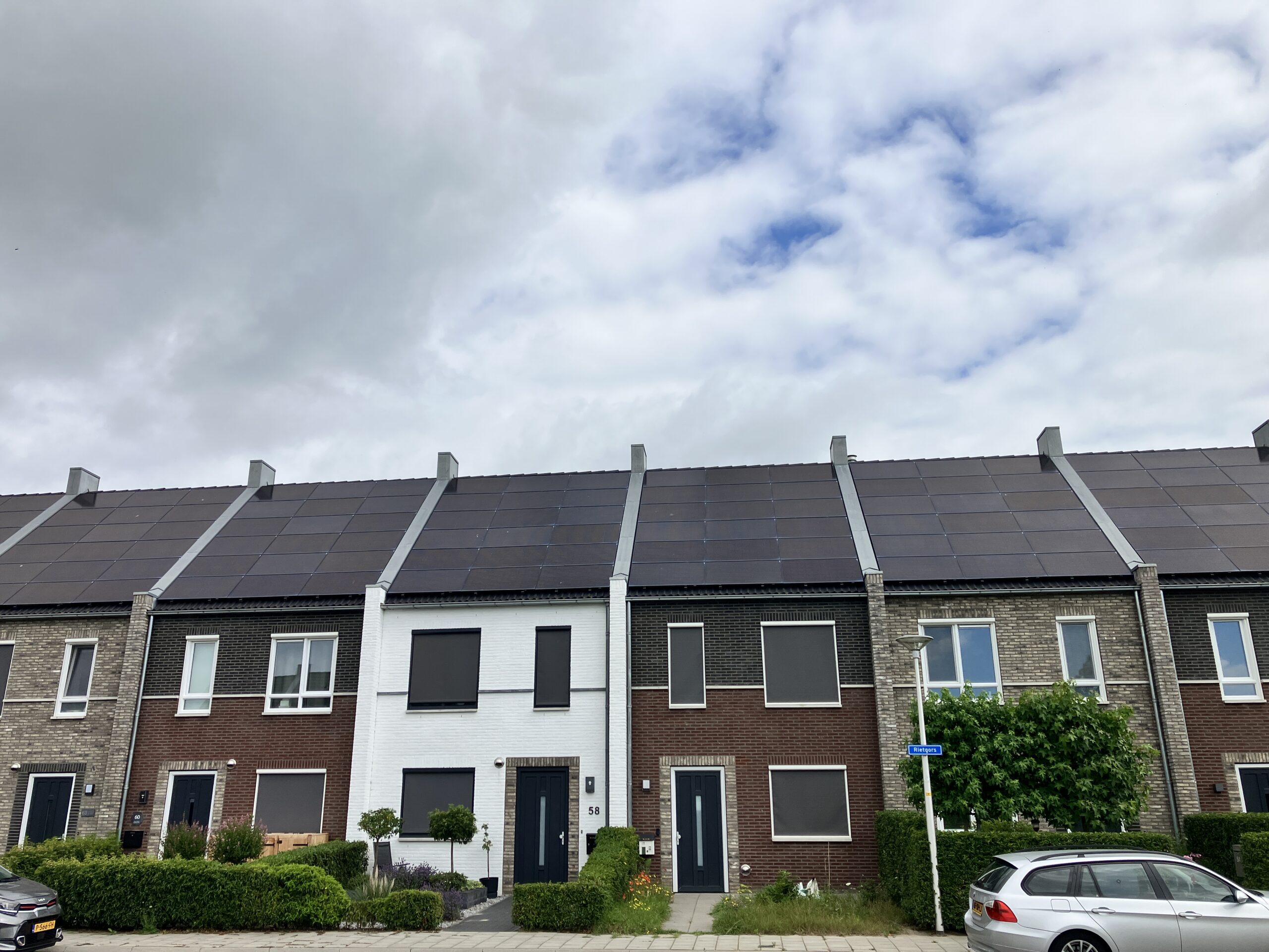 Zonnepanelen op daken in een nieuwbouwwijk. Foto: Tijdo van der Zee