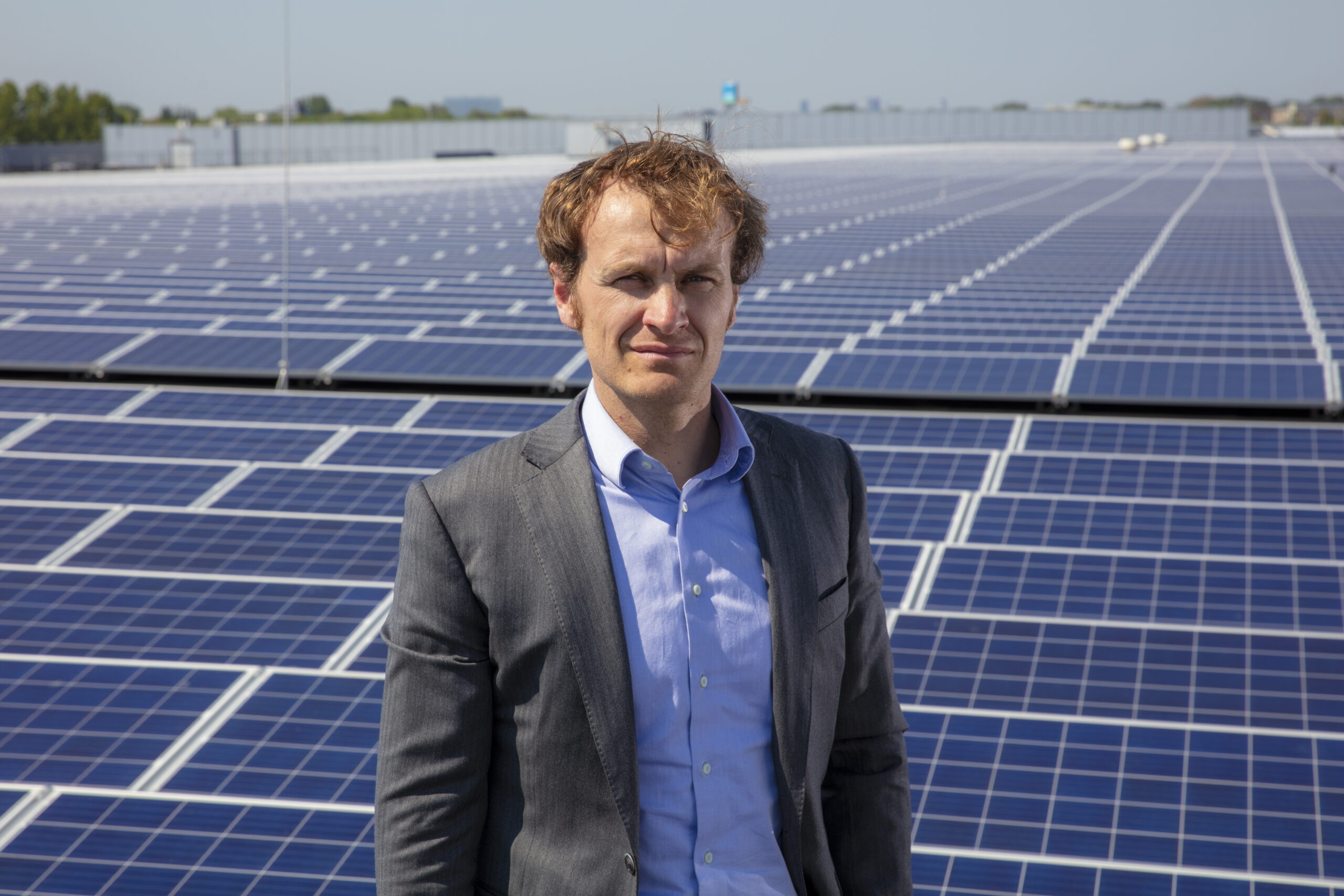 Raphael Janssens begeleidt met Ecorus steeds vaker klanten bij het elektrificeren van hun energiehuishouding, bijvoorbeeld met warmtepompen en e-boilers. 
Foto: Ecorus.