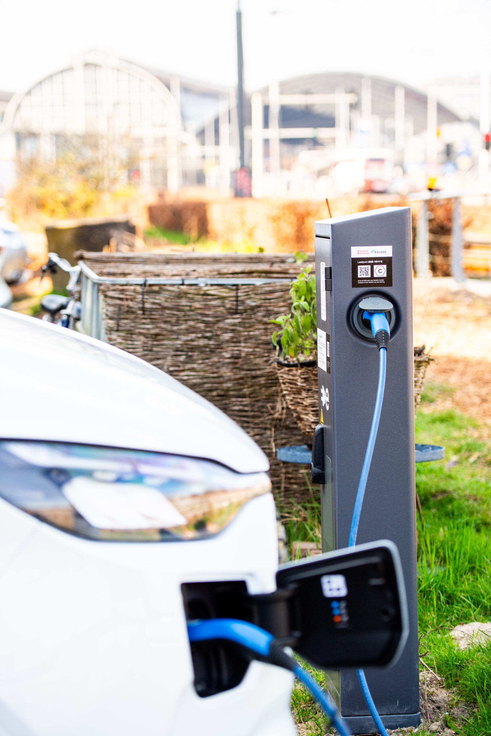 Wanneer een ANWB-laadpasgebruiker laadt bij een van de circa 3600 publieke Equans-laadpunten in Amsterdam, krijgt hij de vraag of hij slim wil laden. Foto: Equans