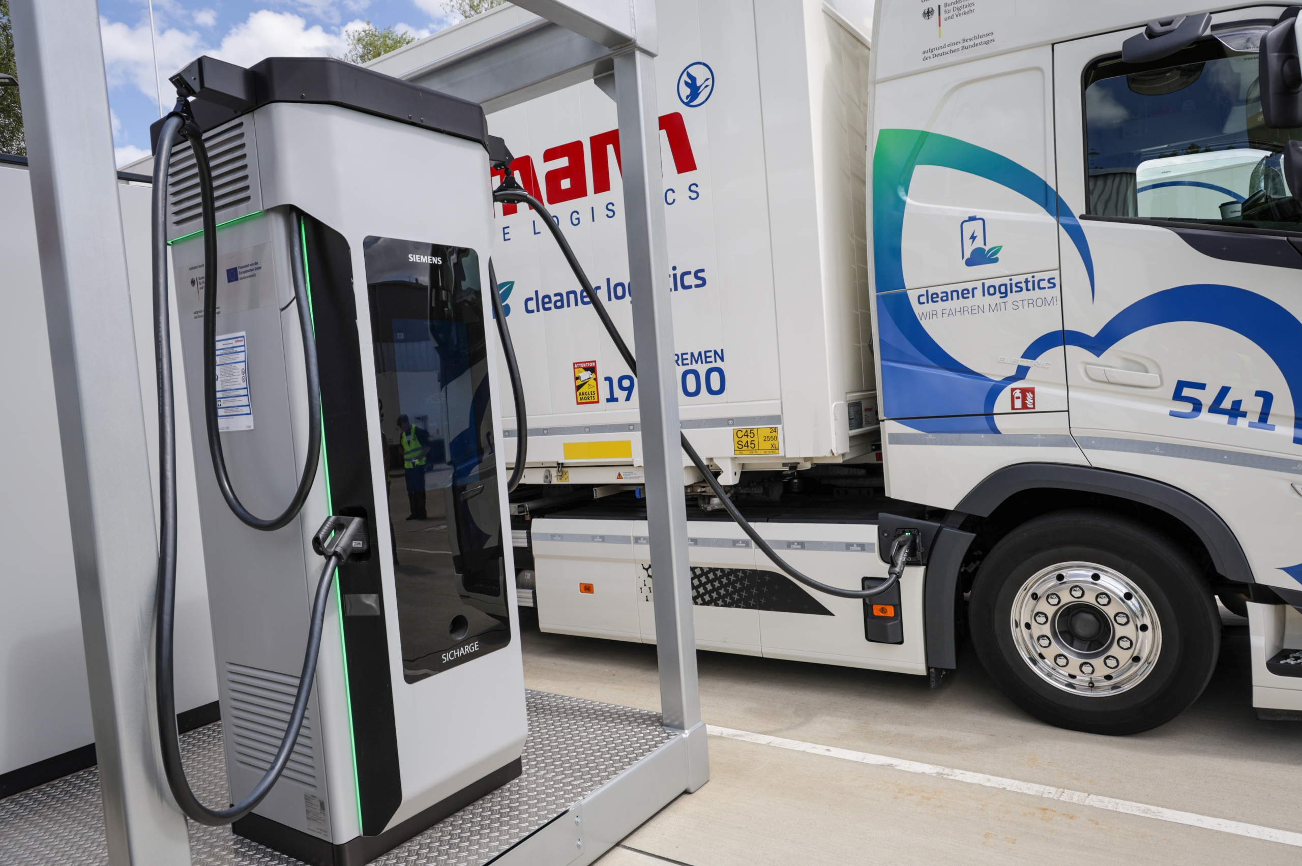Een e-truck aan de lader in Duitsland. Foto: Focke Strangmann/dpa.