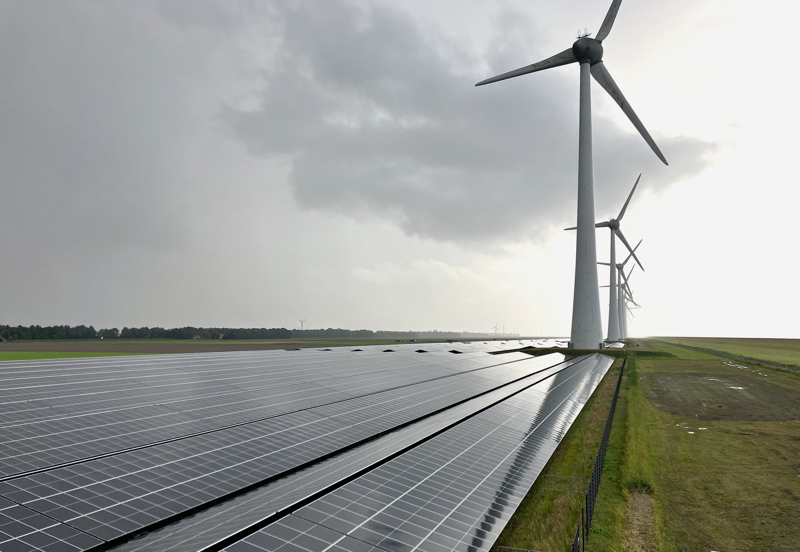 Zonnepark tussen de windturbines in Flevoland. Foto: Tijdo van der Zee.