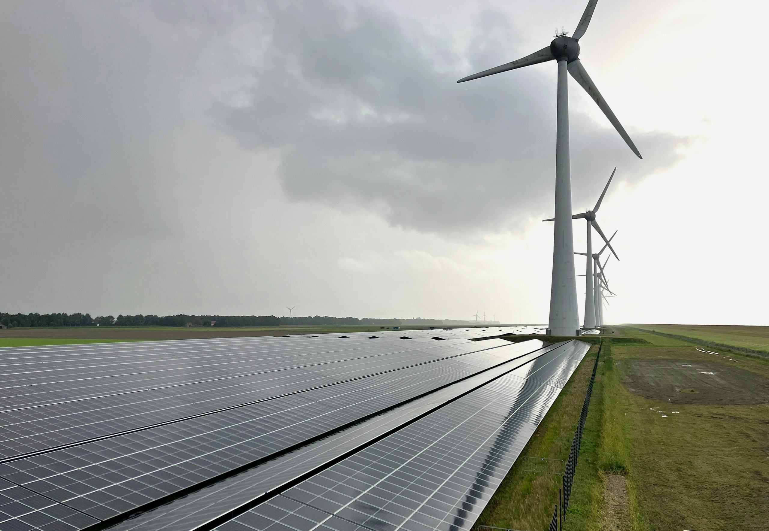 Zonnepark tussen de windturbines in Flevoland. Foto: Tijdo van der Zee.