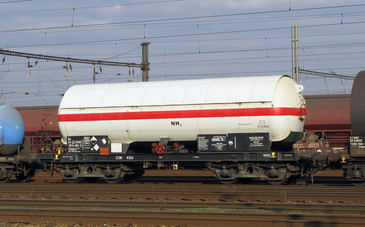 Transport van ammoniak gaat sinds jaar en dag veelal over het spoor. Maar dat is veel gemeenten een doorn in het oog. Het alternatief - de aanleg van een ammoniakleiding in de Delta Rhine Corridor - is echter uitgesteld tot op z’n vroegst 2035. Foto: Wikimedia. 
