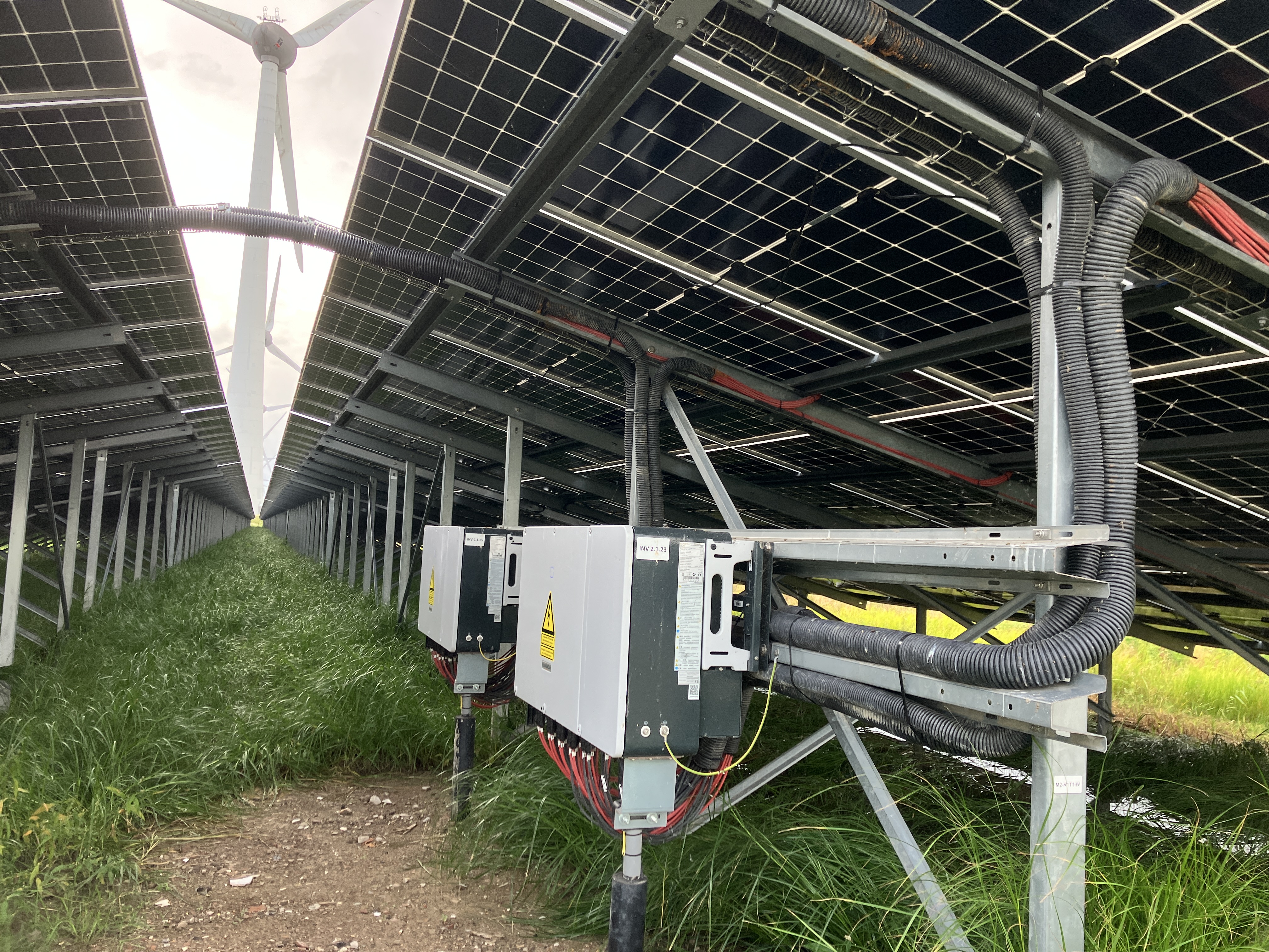 Zonnepark en windturbine. Foto: Tijdo van der Zee