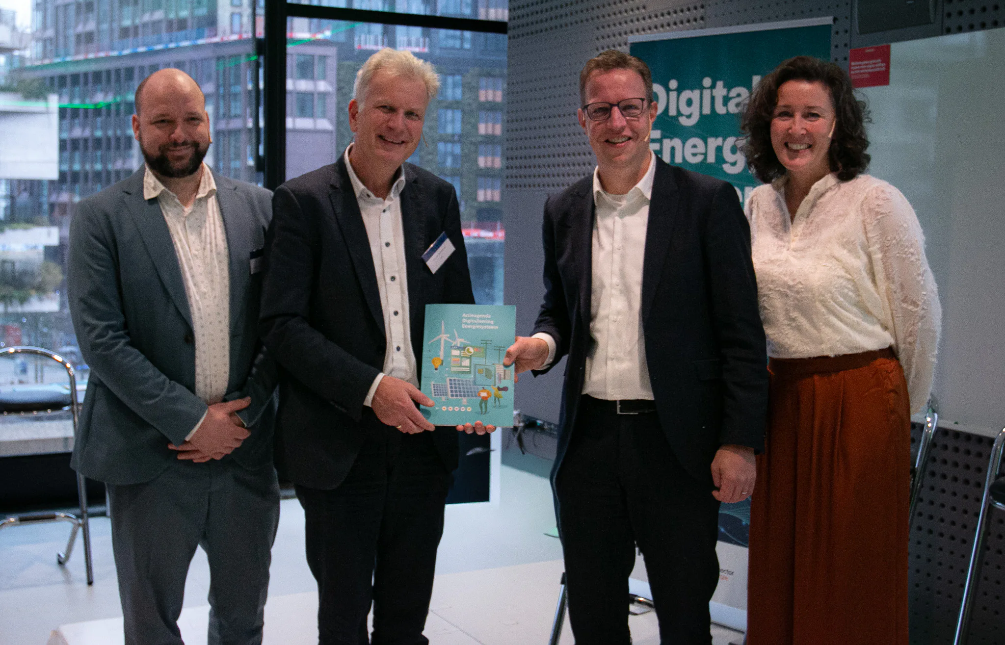 Lancering van de actieagenda. Van links naar rechts: Fonz Dekkers (Ministerie Klimaat en Groene Groei), Wouter Leibbrandt (TNO), Niels Redeker (Ministerie Klimaat en Groene Groei) en Claire Groosman (Topsector Energie). Foto: TNO. 