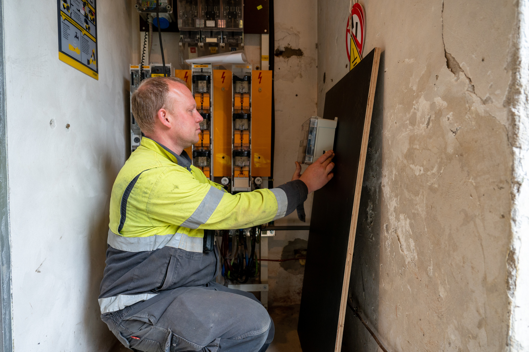 Een monteur installeert een DA3-box in Maarssen. Foto: Stedin