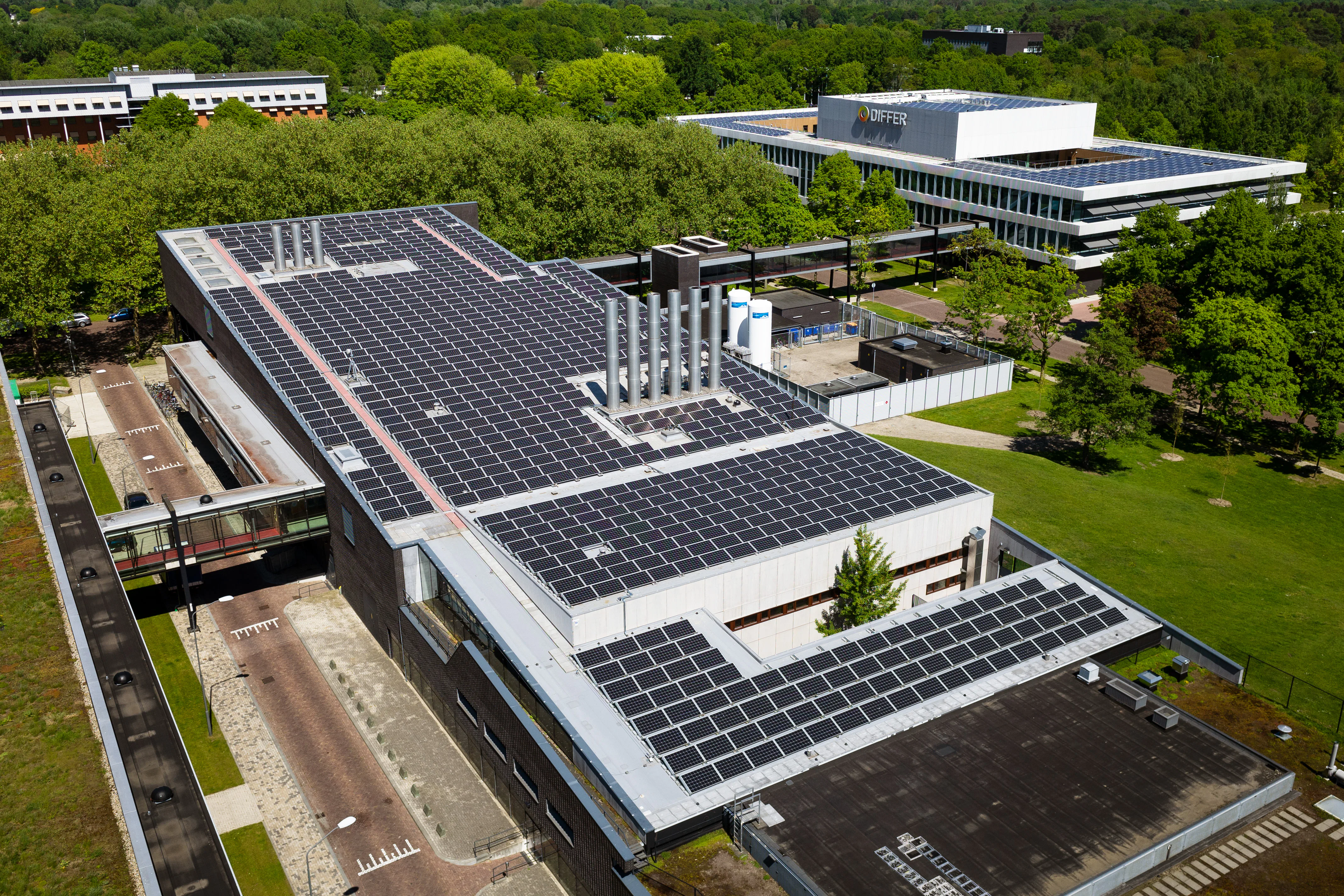 Zonnepanelen op gebouwen van de TU Eindhoven. Foto: TU/e, Bart van Overbeeke.