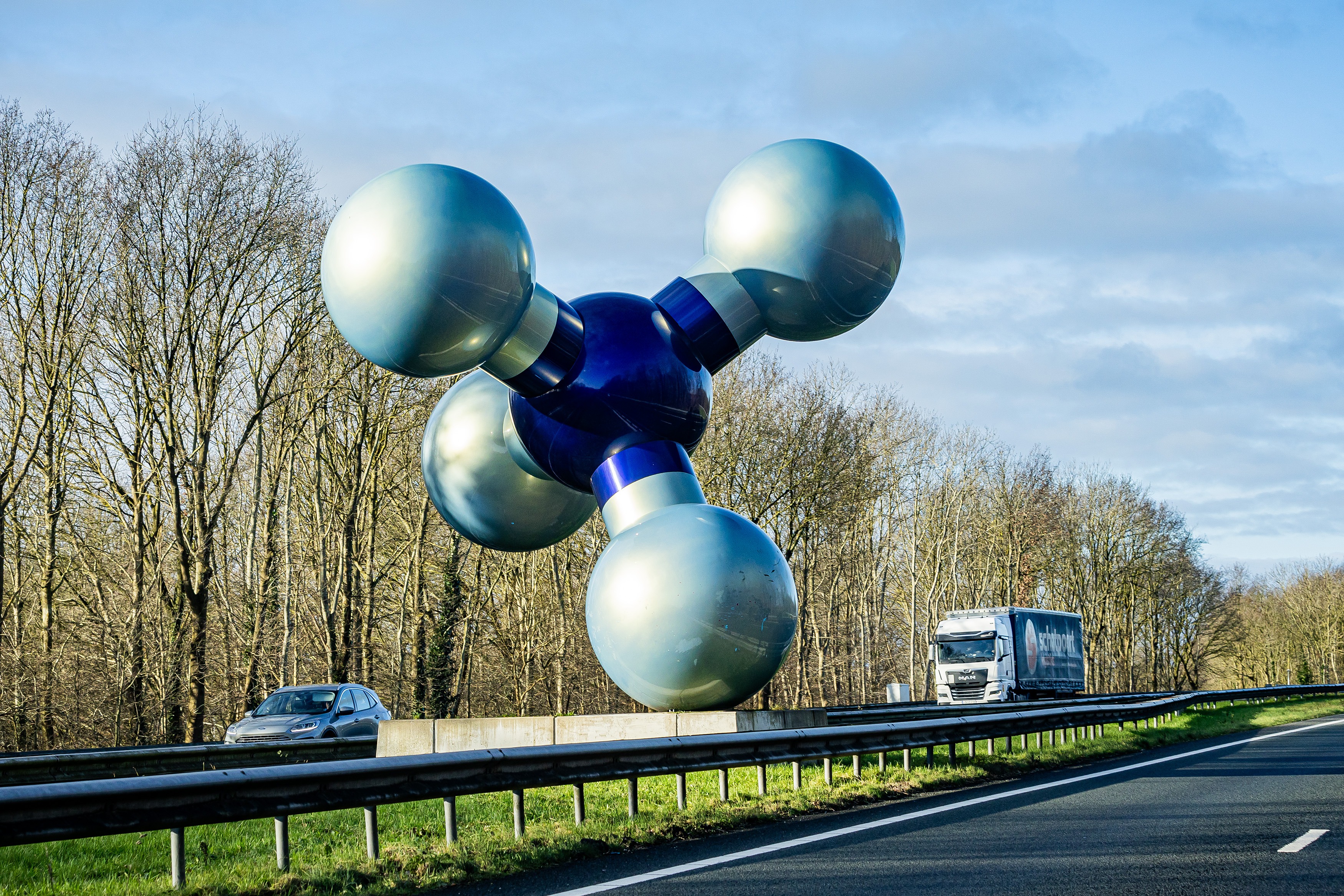 Het beeld van het gasmolecuul (methaan) op de A7 bij Kolham. Afgelopen september werd het kunstwerk van kunstenaar Marc Ruygrok verwijderd. Na een korte restauratie wordt het binnenkort elders in Kolham teruggeplaatst. Foto: ANP/Hollandse Hoogte/Huisman Media. 