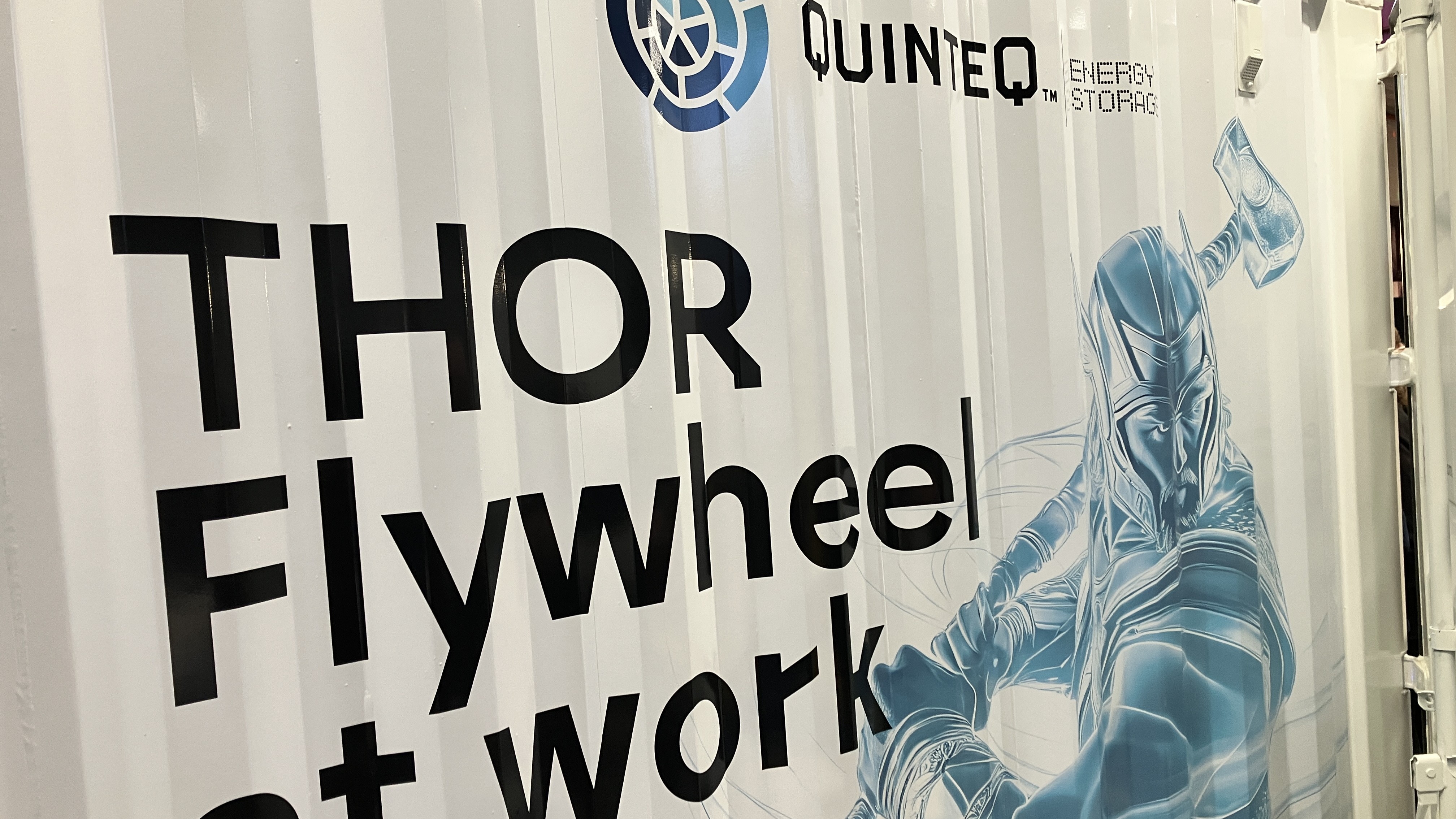 De container met daarin het vliegwiel van QuinteQ Energy. Foto: Tijdo van der Zee