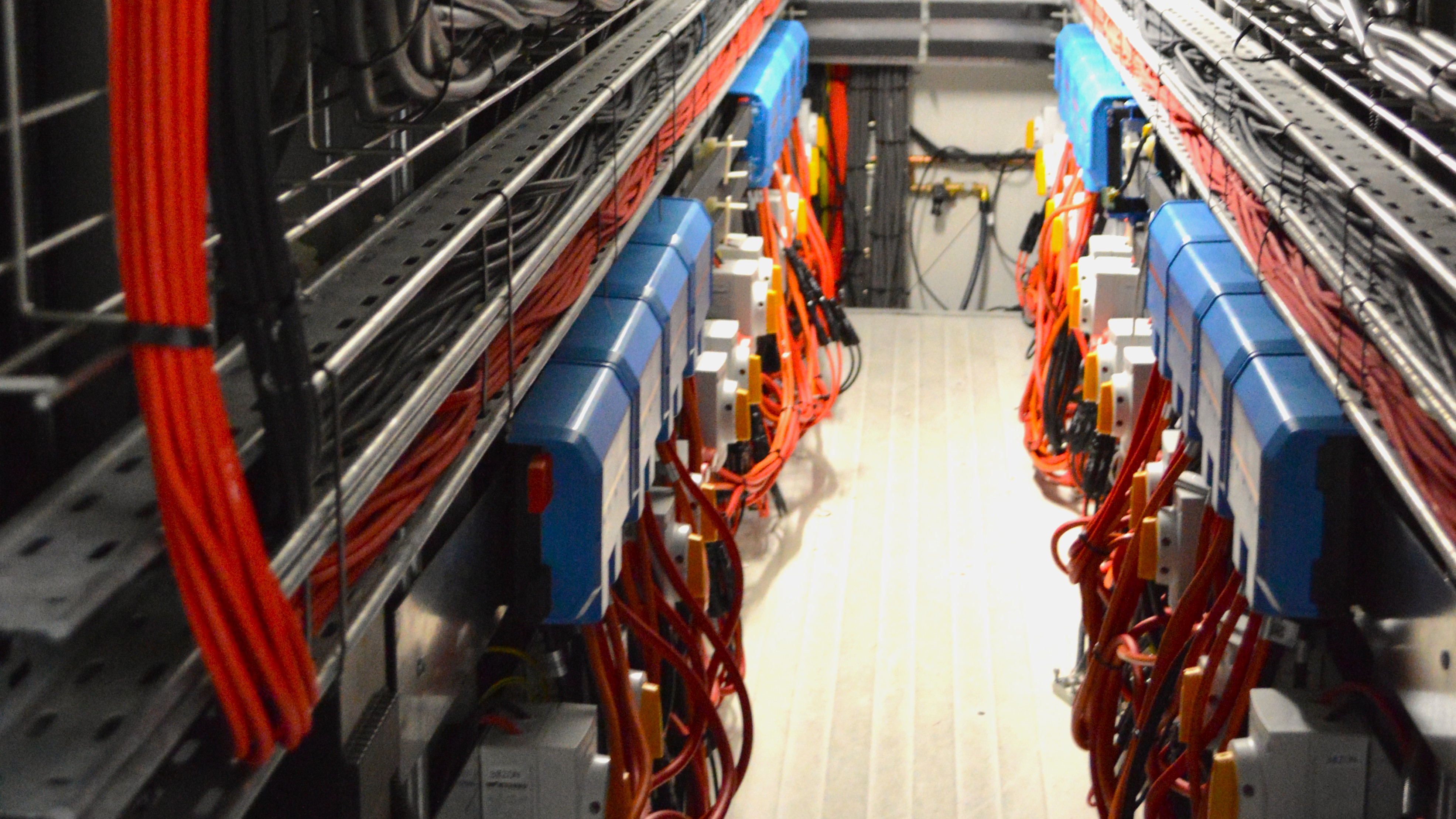 Interieur van een buurtbatterij met omvormers in Maassluis. Foto: Tijdo van der Zee 