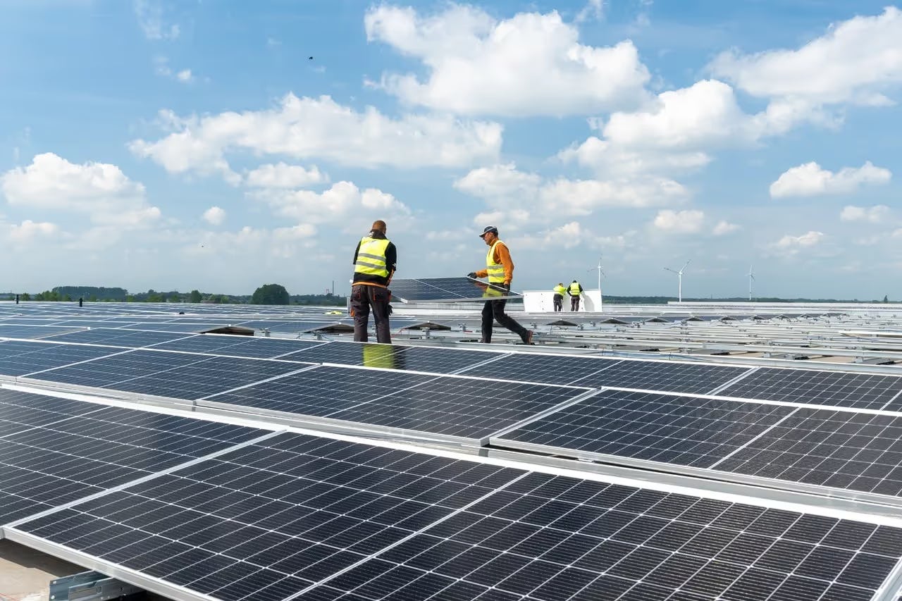 Duurzaam energiesysteem van Sunrock in samenwerking met Helin, op het dak van een BMW-fabriek in Duitsland. Foto: Helin