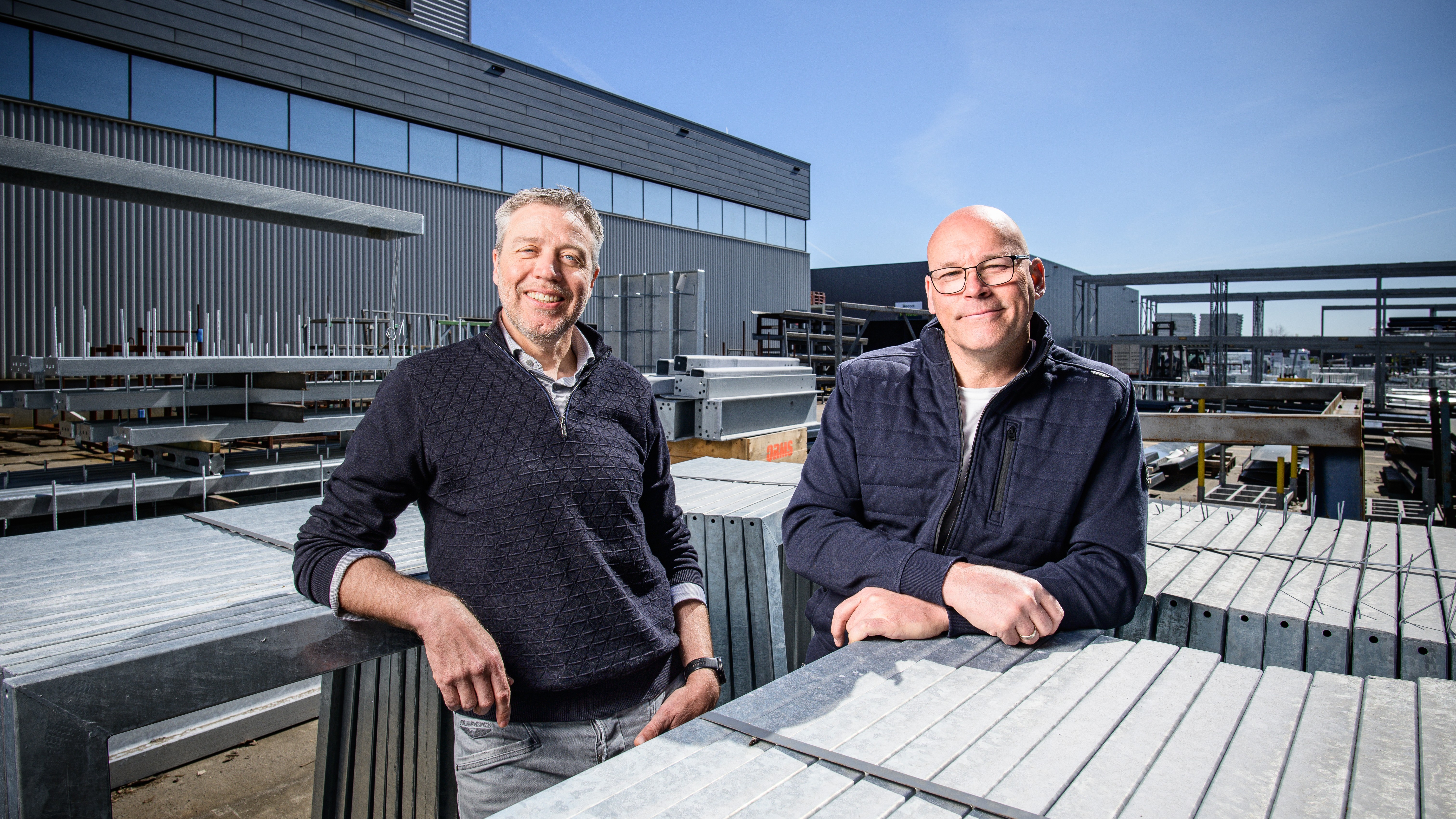 Financieel directeur Hans Lenaers en Richard de Jongh, verantwoordelijk voor kwaliteit, arbo, milieu en de 'supply chain'. Foto's: Christiaan Krop