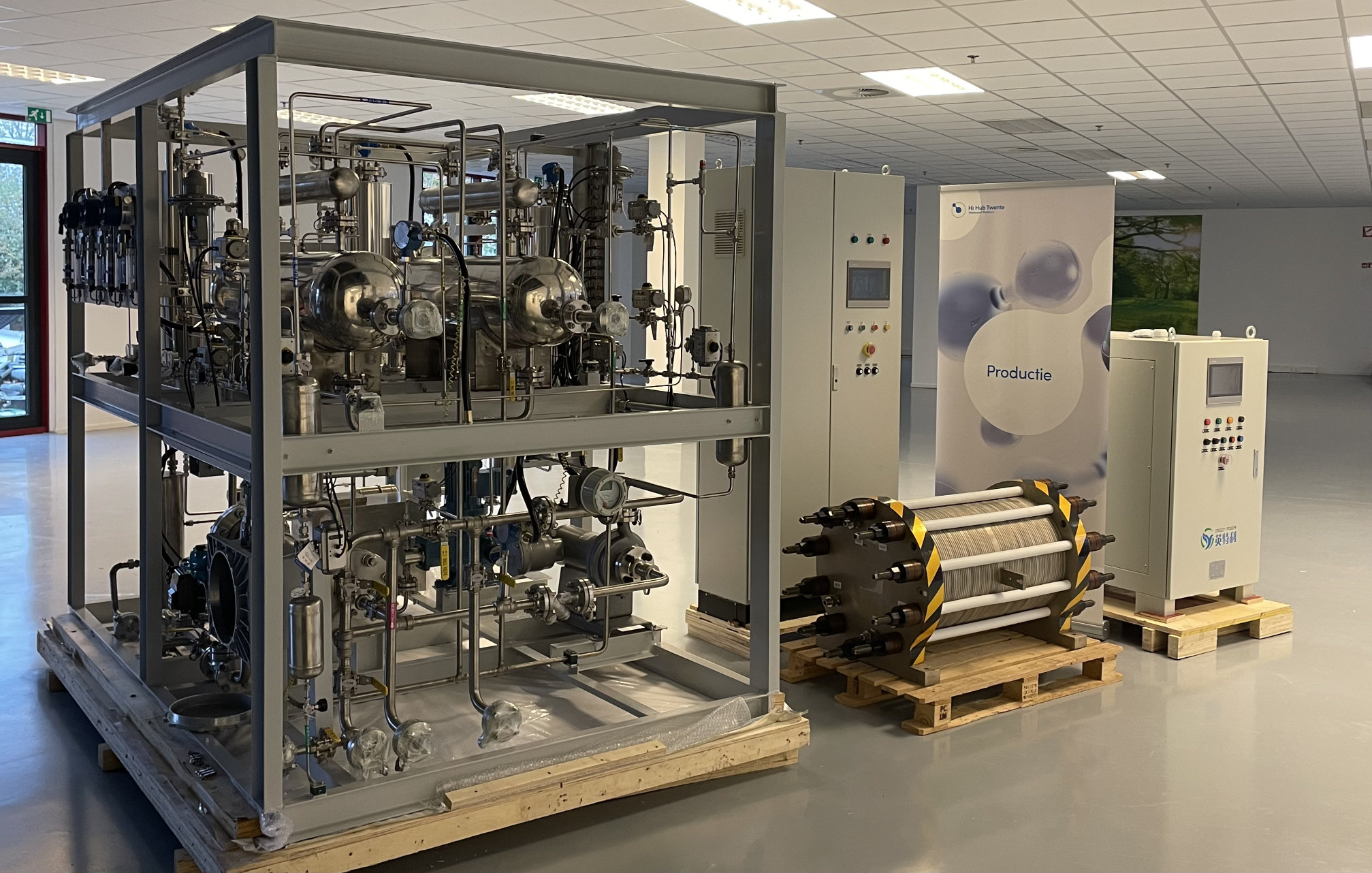 70 kW elektrolyzer bij H2Hub Twente in Almelo. Rechts de stack (het ronde apparaat) en links de balance of plant. Foto: Saxion University of Applied Science