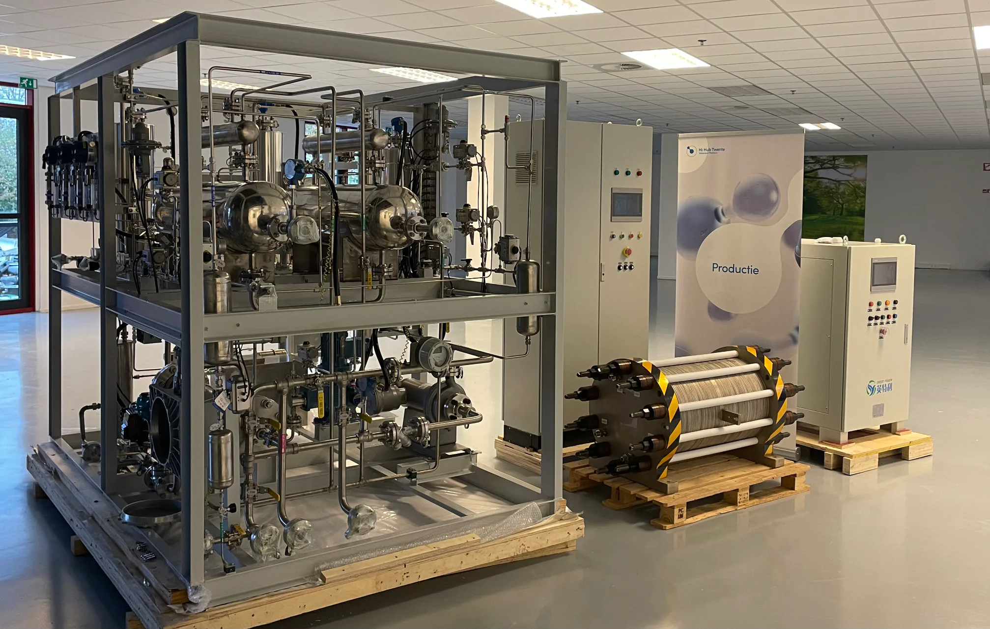 70 kW elektrolyzer bij H2Hub Twente in Almelo. Rechts de stack (het ronde apparaat) en links de balance of plant. Foto: Saxion University of Applied Science
