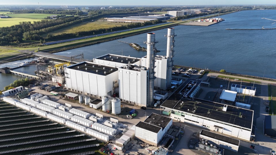 De Maxima-centrale met zonnepark en batterijen. In de verte is nog net zonnepark Flevokust zichtbaar. Foto: ENGIE
