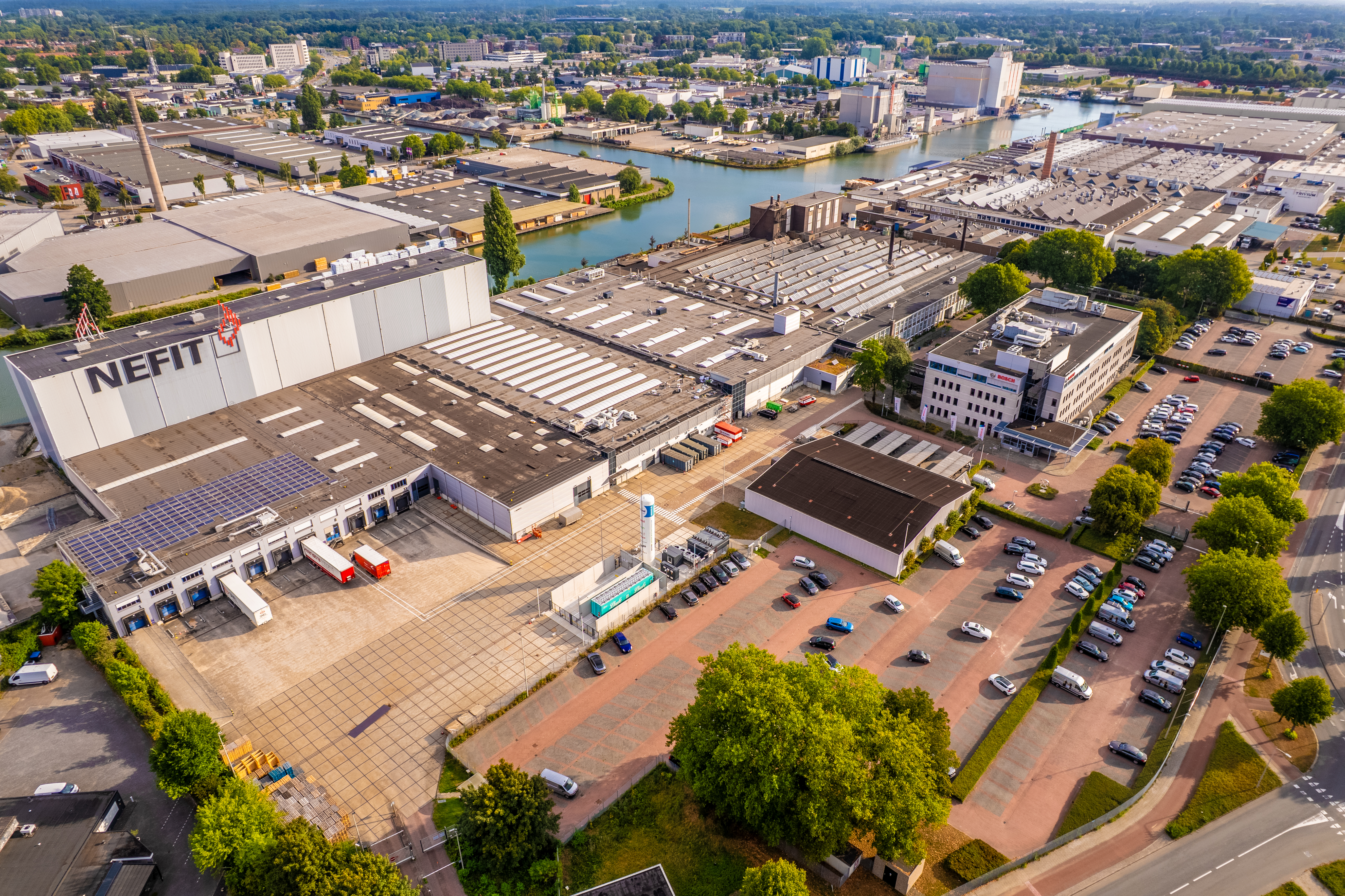 Luchtfoto van Bosch in Deventer. In de oude Nefithal vindt nu voornamelijk onderzoek plaats naar waterstof. In het midden is het waterstofontvangststation zichtbaar. Foto: Bosch 