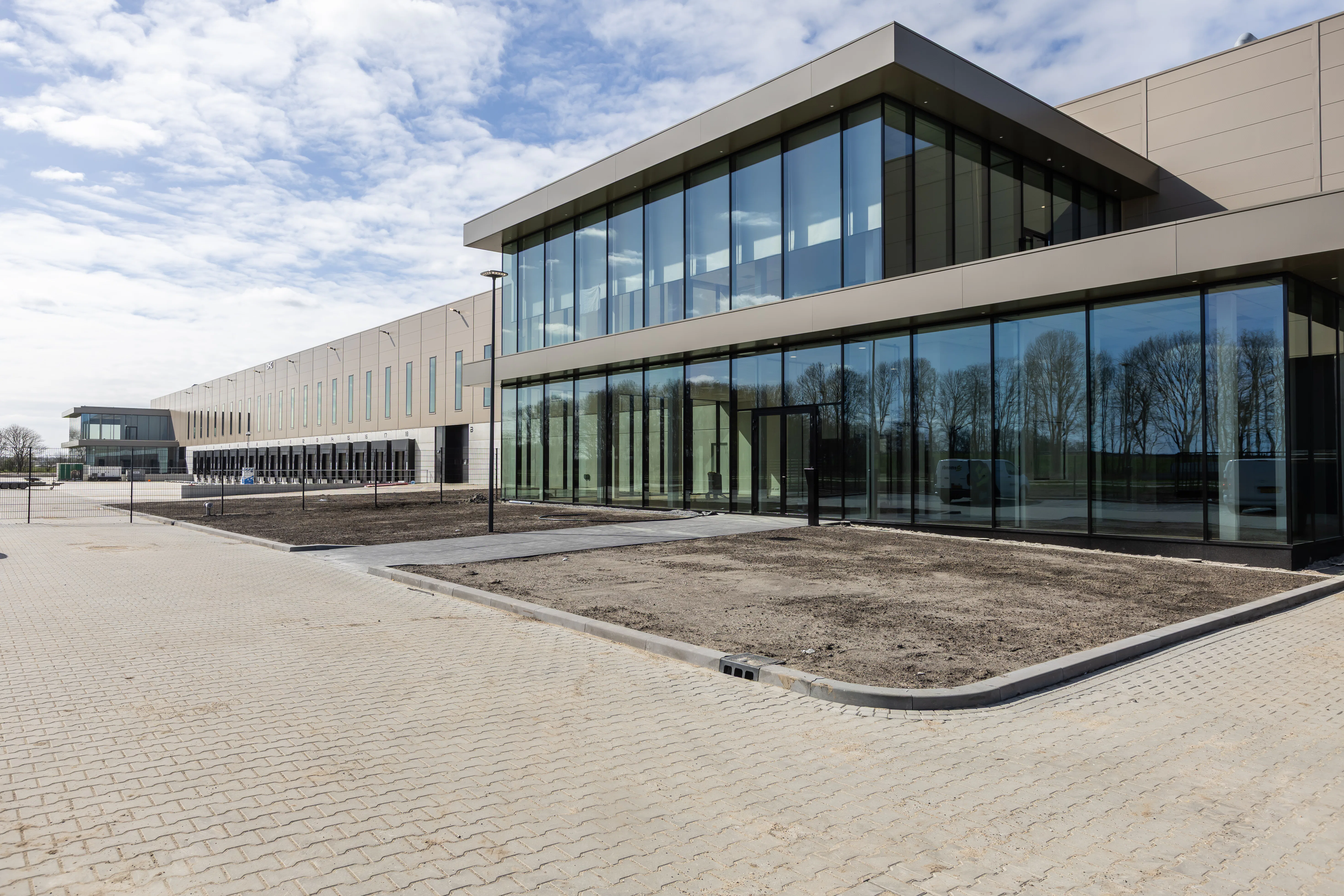 De distributiecentra bij Lelystad Airport zijn ontworpen voor een energievoorziening die grotendeels lokaal wordt opgewekt en aangestuurd. Foto: DHG