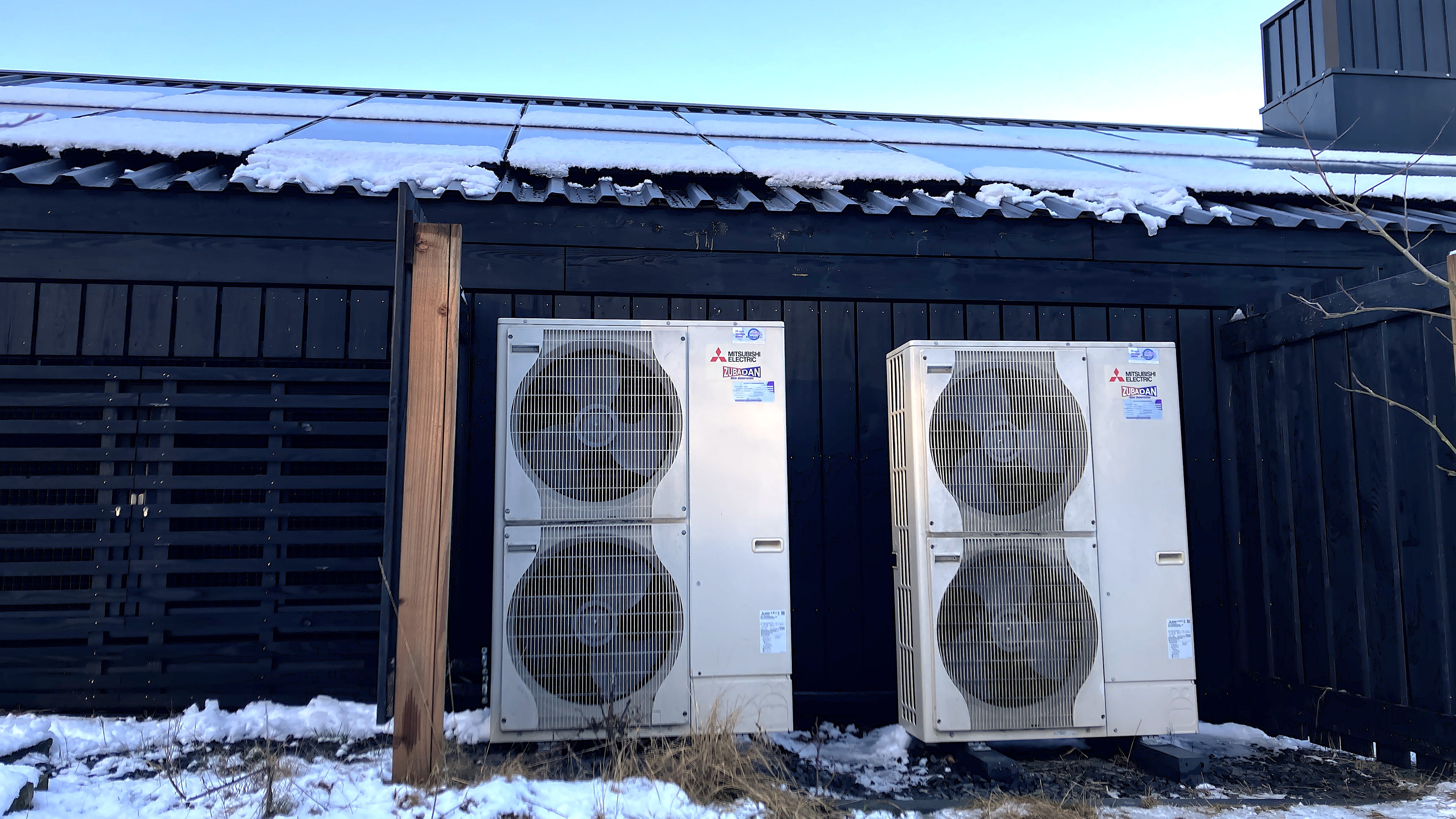 Buitenunits van een warmtepomp op een koude dag op de Veluwe. Foto: Tijdo van der Zee