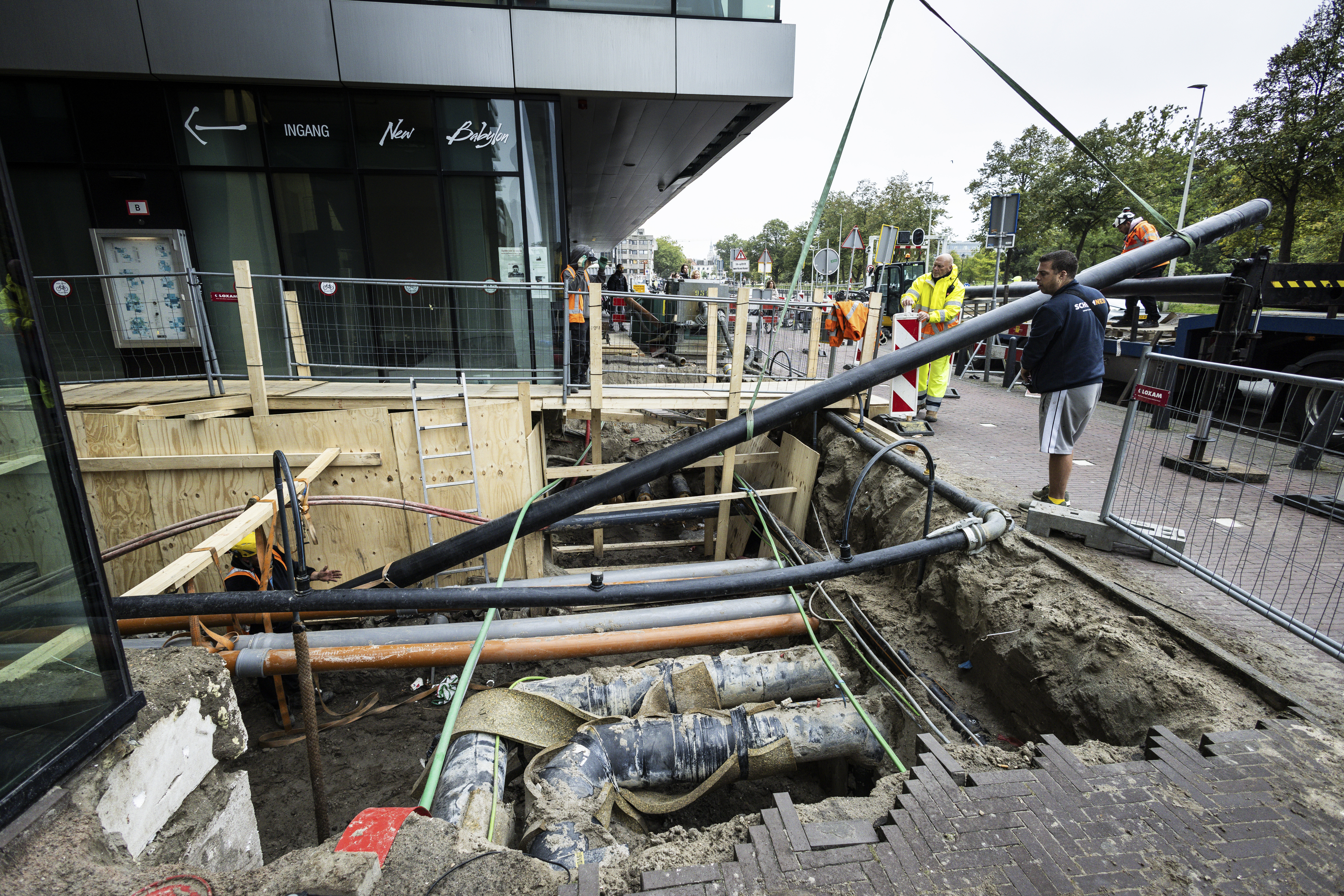 Werkzaamheden om een gebouw aan te sluiten op het warmtenet. Foto: ANP/Hollandse Hoogte/Laurens van Putten 