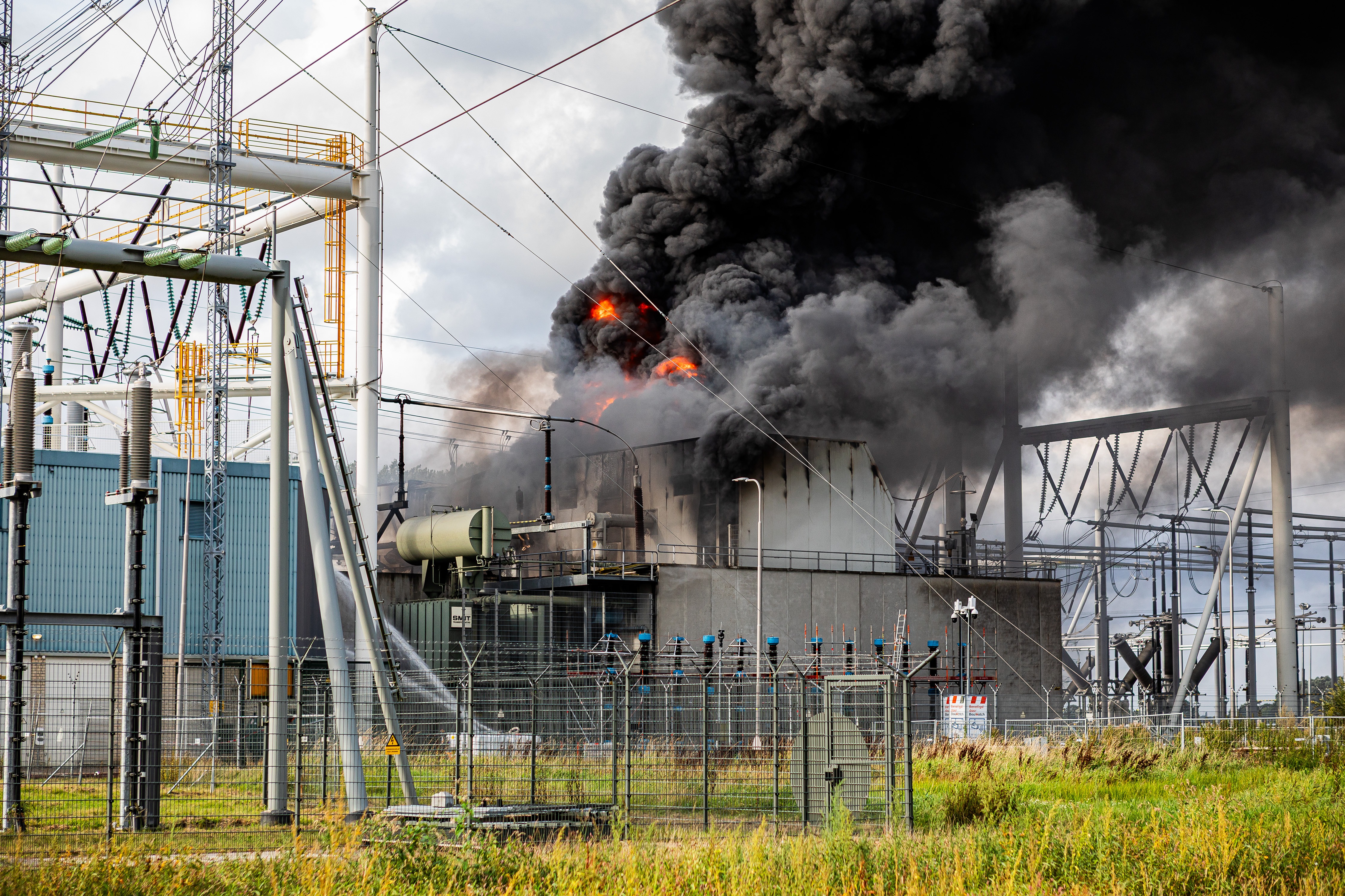 Er woedt een zeer grote uitslaande brand op het terrein van hoogspanningsstation van Tennet bij het Groningse Meeden. Het hoogspanningsstation is uit voorzorg uitgeschakeld. De elektriciteitsvoorziening is omgeleid. HUISMAN MEDIA / ANP