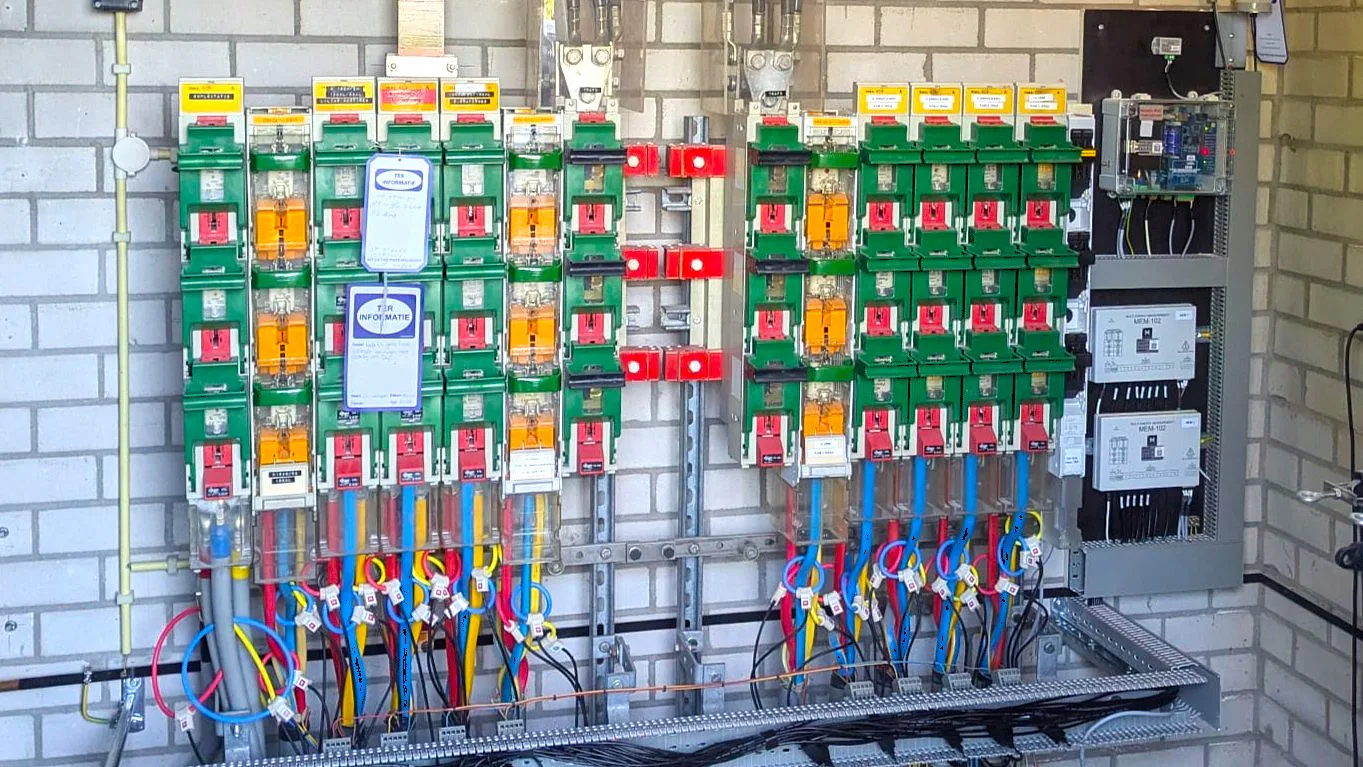 De binnenkant van het trafohuisje waar de installatie van de DA3-box bijna voltooid is.