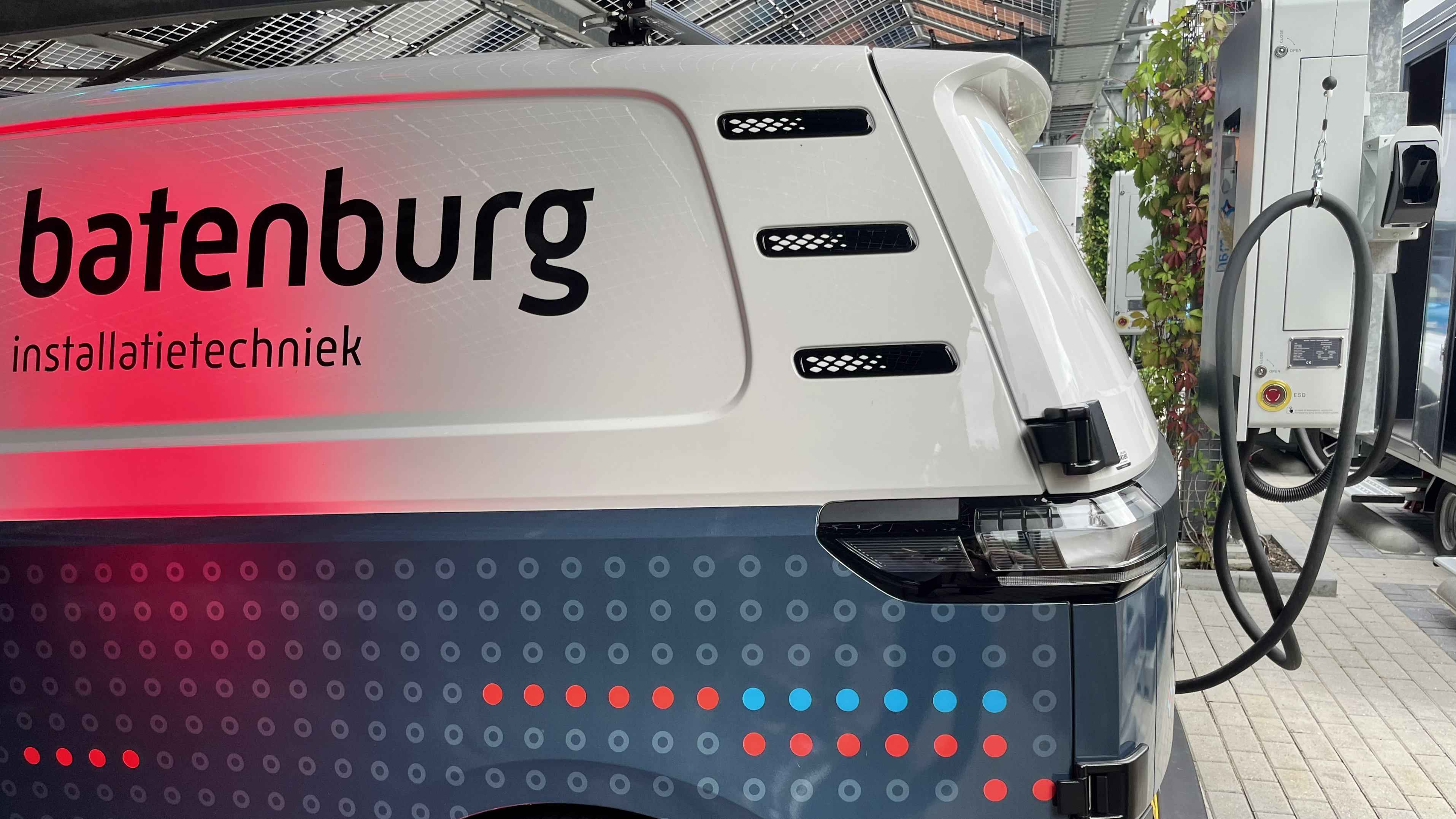 Een elektrische bus aan de DC-lader bij Batenburg. Foto: Tijdo van der Zee