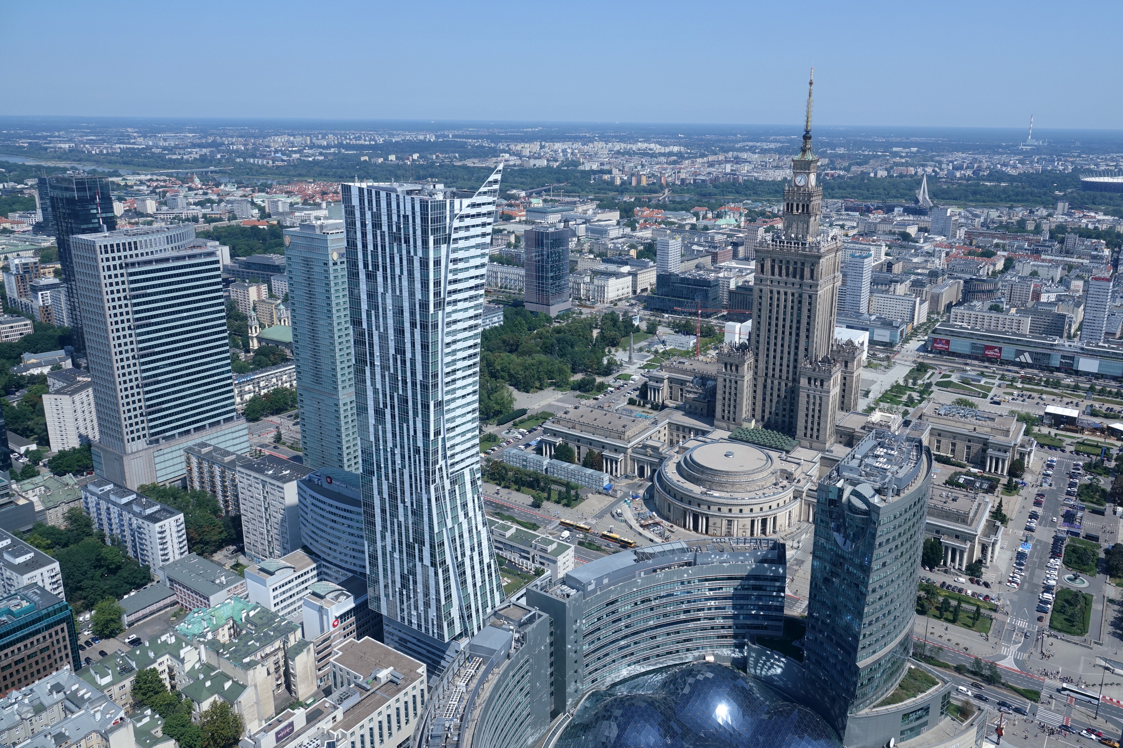 De skyline van Warschau. De onderzoekers die de hack van de Poolse energie-infrastructuur onderzochten, maakten niet publiek om welke locaties het precies ging. Foto: Friedemann Kohler