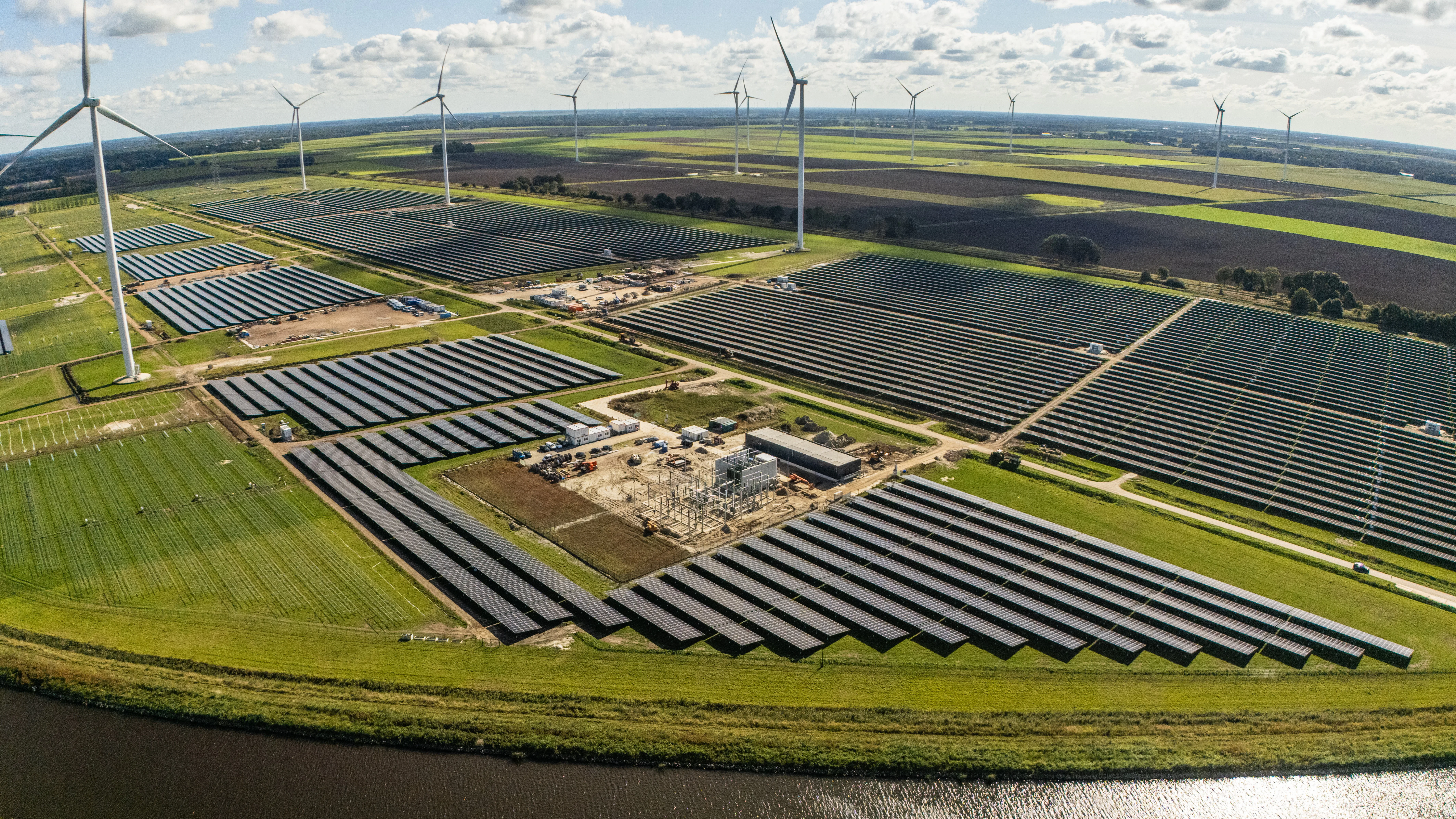 De eerste fase van het GDS-station Avermieden, gelegen in het Zonnepark Eekerpolder, hier nog in aanbouw. Foto: Novar